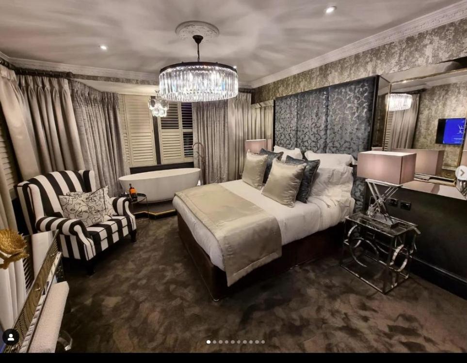 Deluxe Double Room with Bath - Photo 2