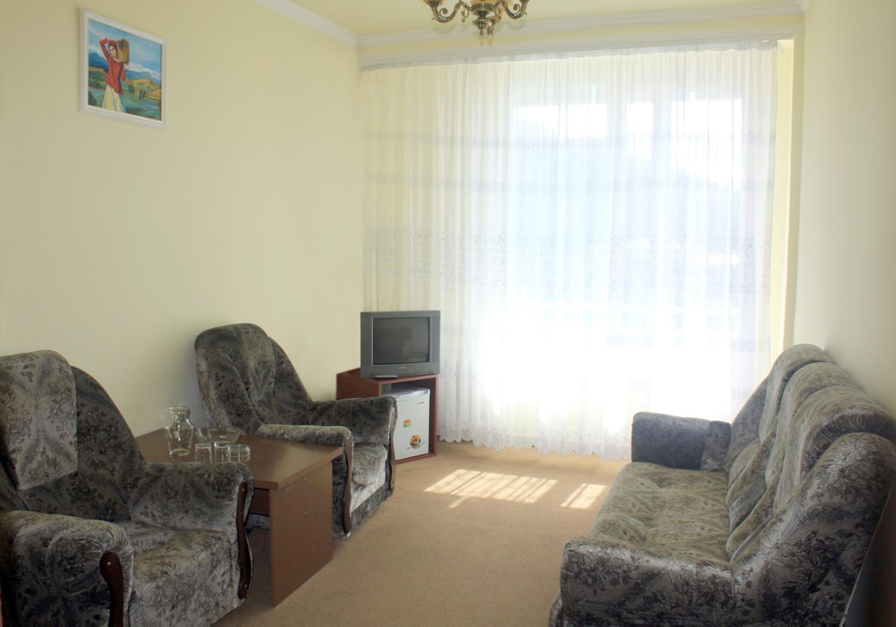 Deluxe Family Room - Treatment Included
