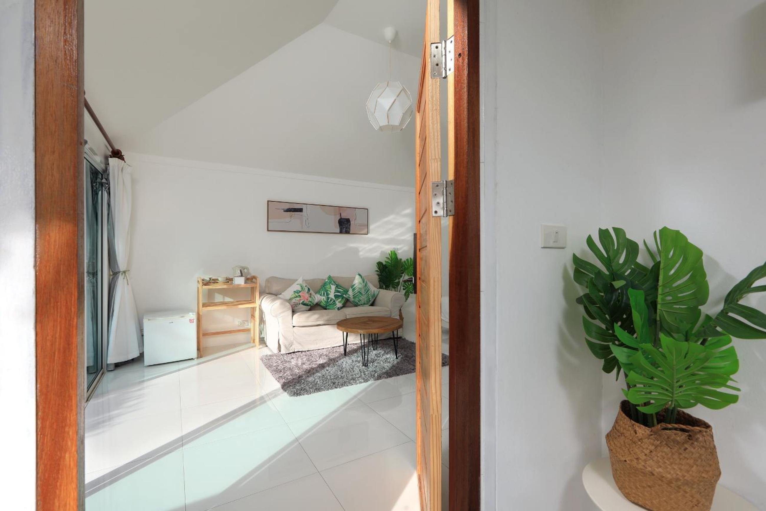 Deluxe Double Room with Side Sea View - Photo 17