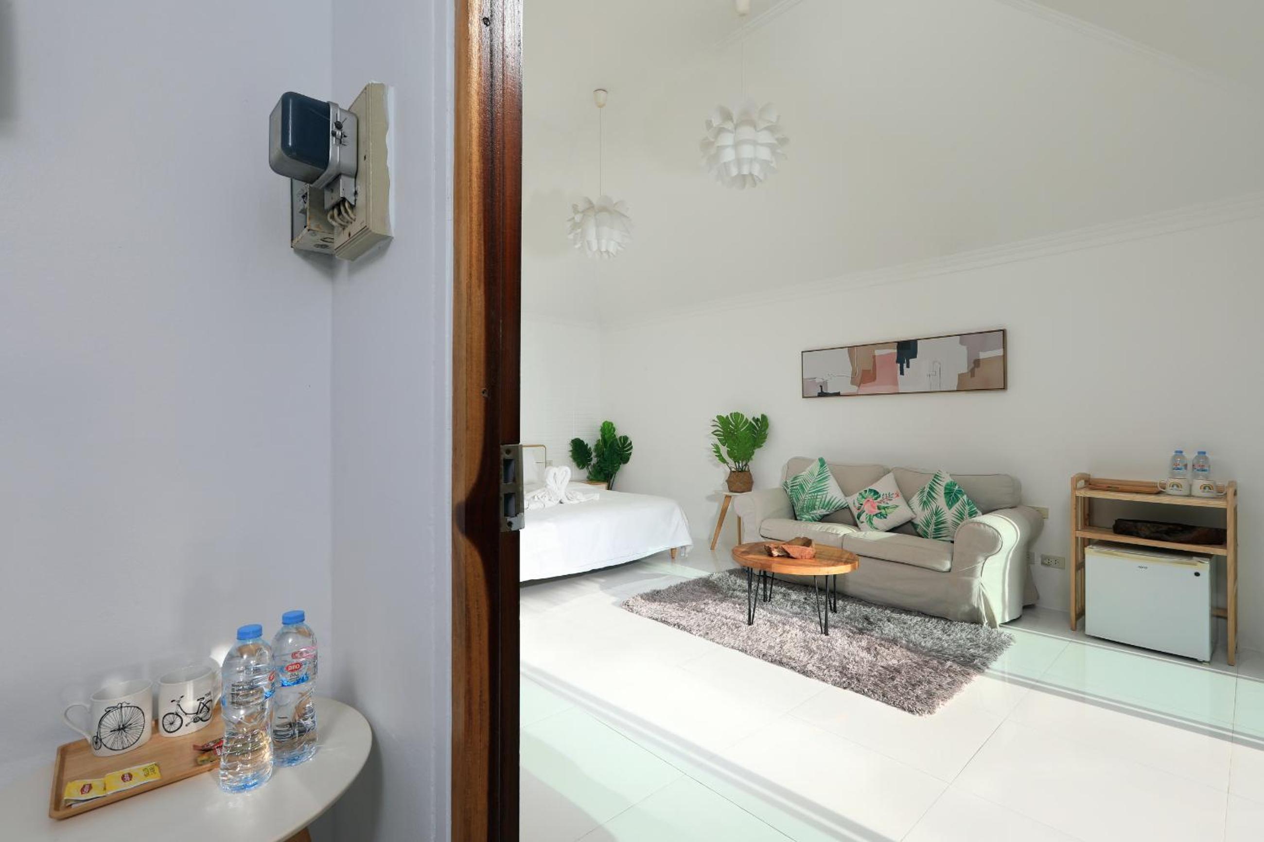 Deluxe Double Room with Side Sea View - Photo 16