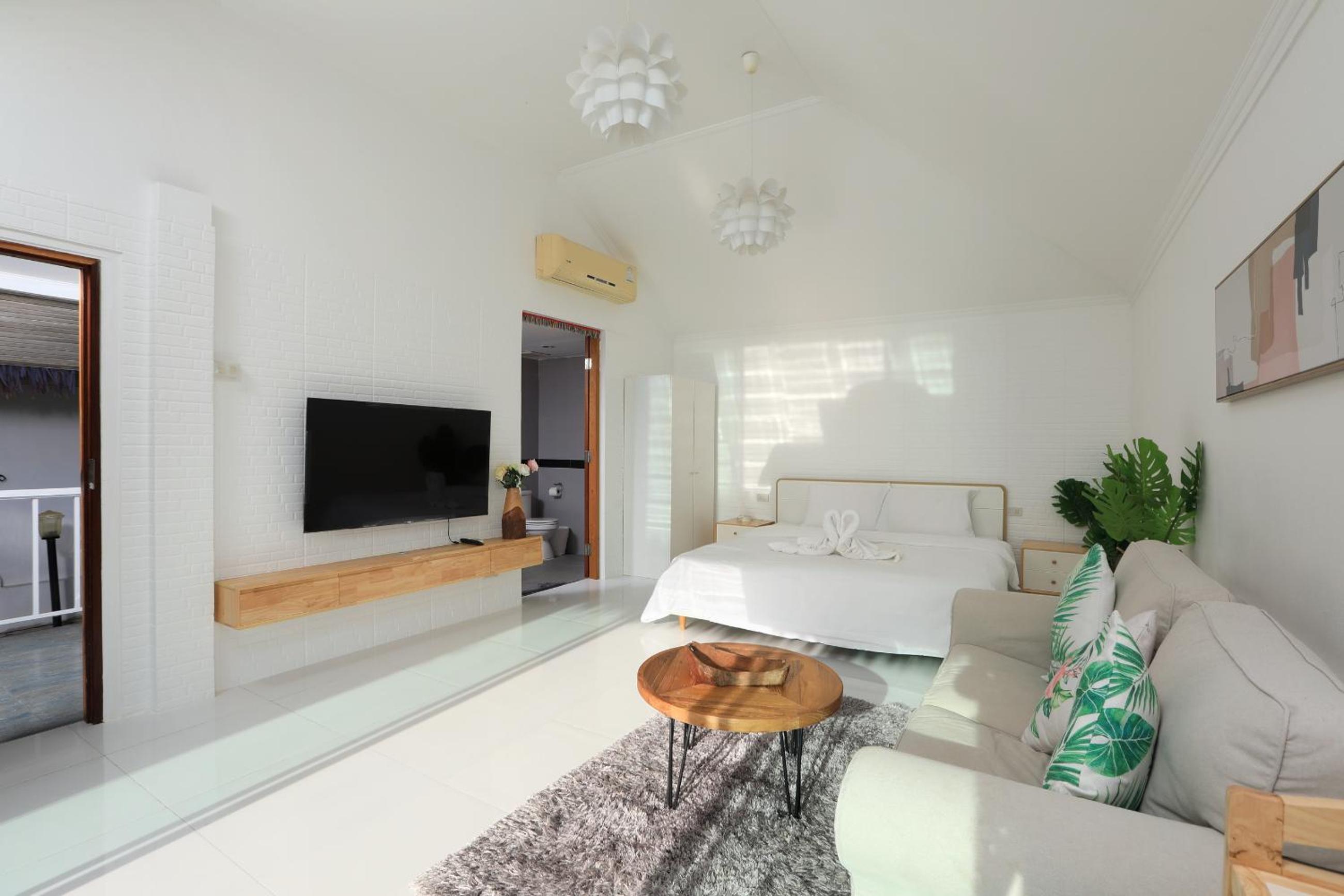 Deluxe Double Room with Side Sea View - Photo 15