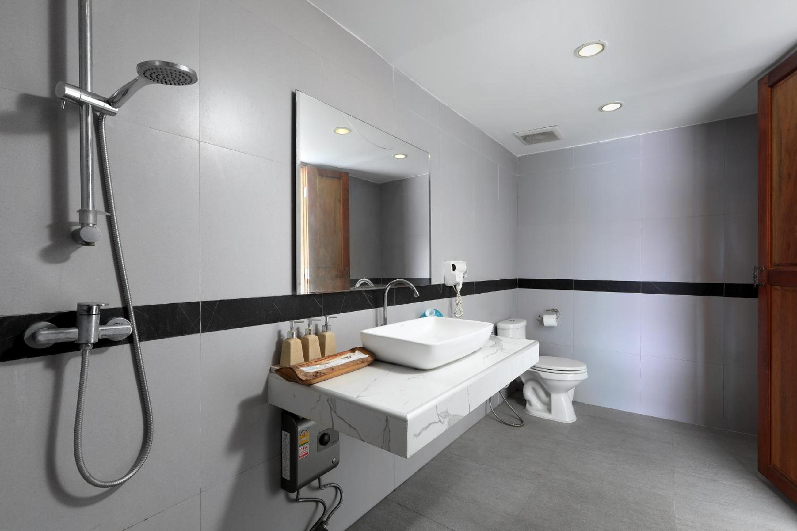 Deluxe Double Room with Side Sea View - Photo 11