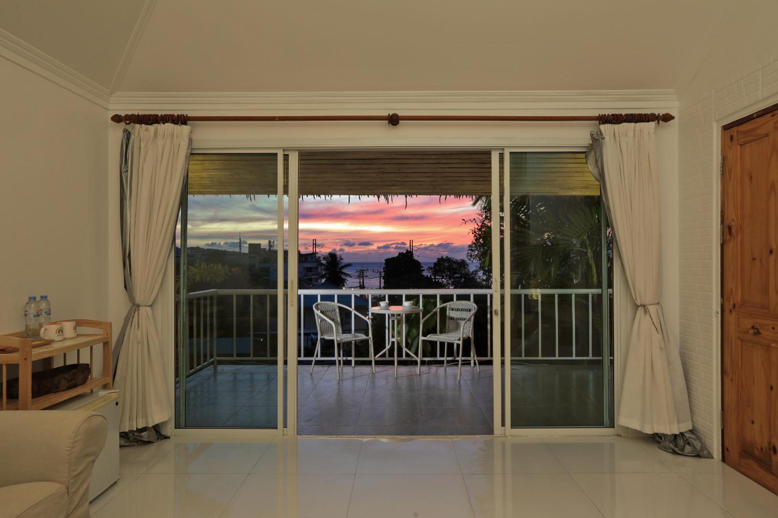 Deluxe Double Room with Side Sea View - Photo 9
