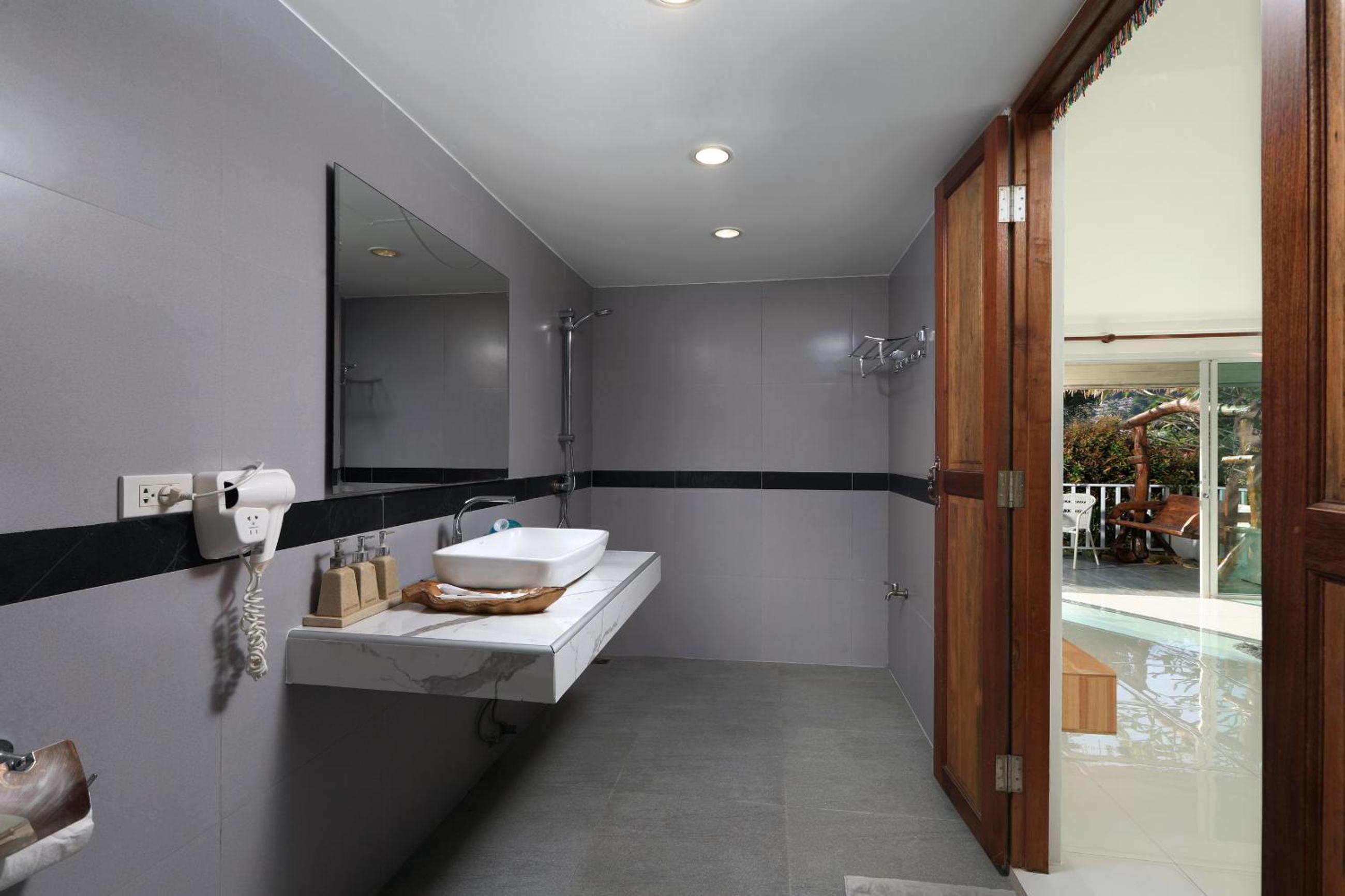 Deluxe Double Room with Side Sea View - Photo 8