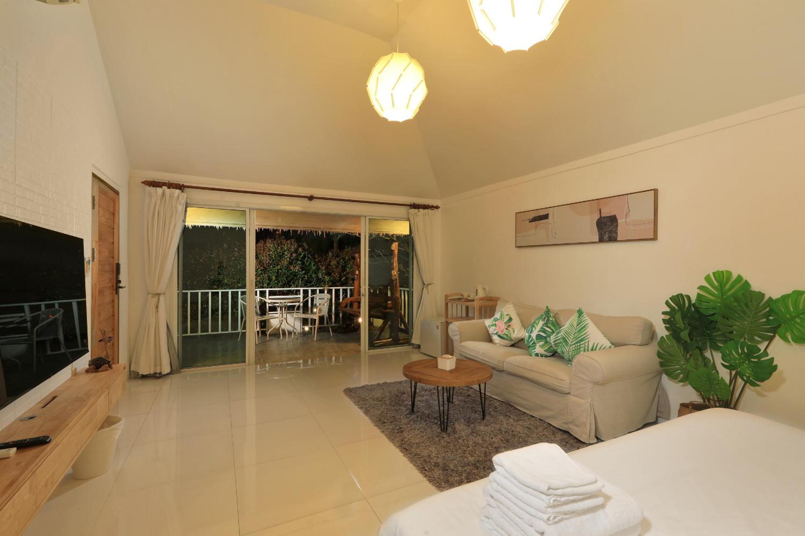 Deluxe Double Room with Side Sea View - Photo 5