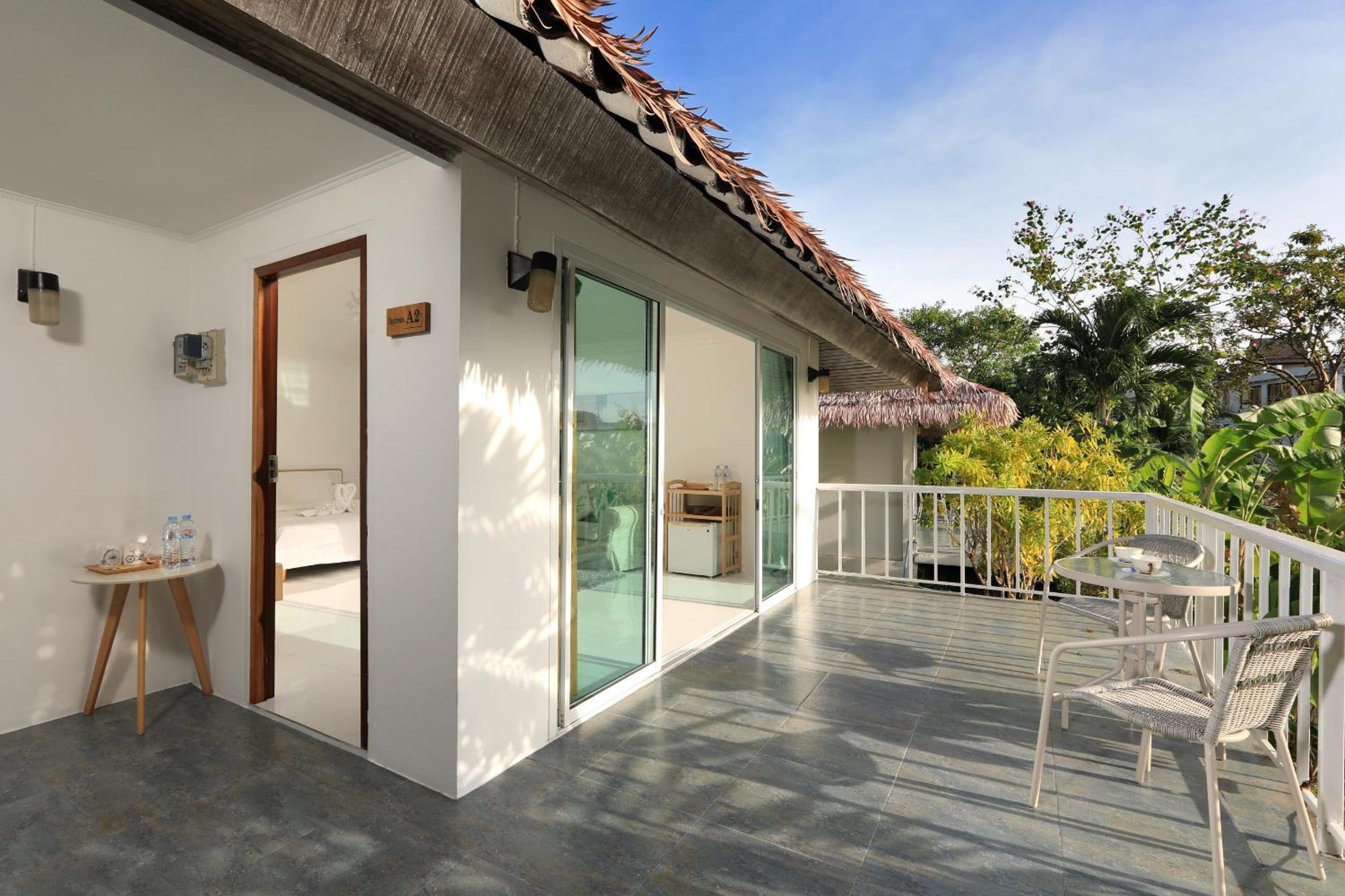 Deluxe Double Room with Side Sea View - Photo 4