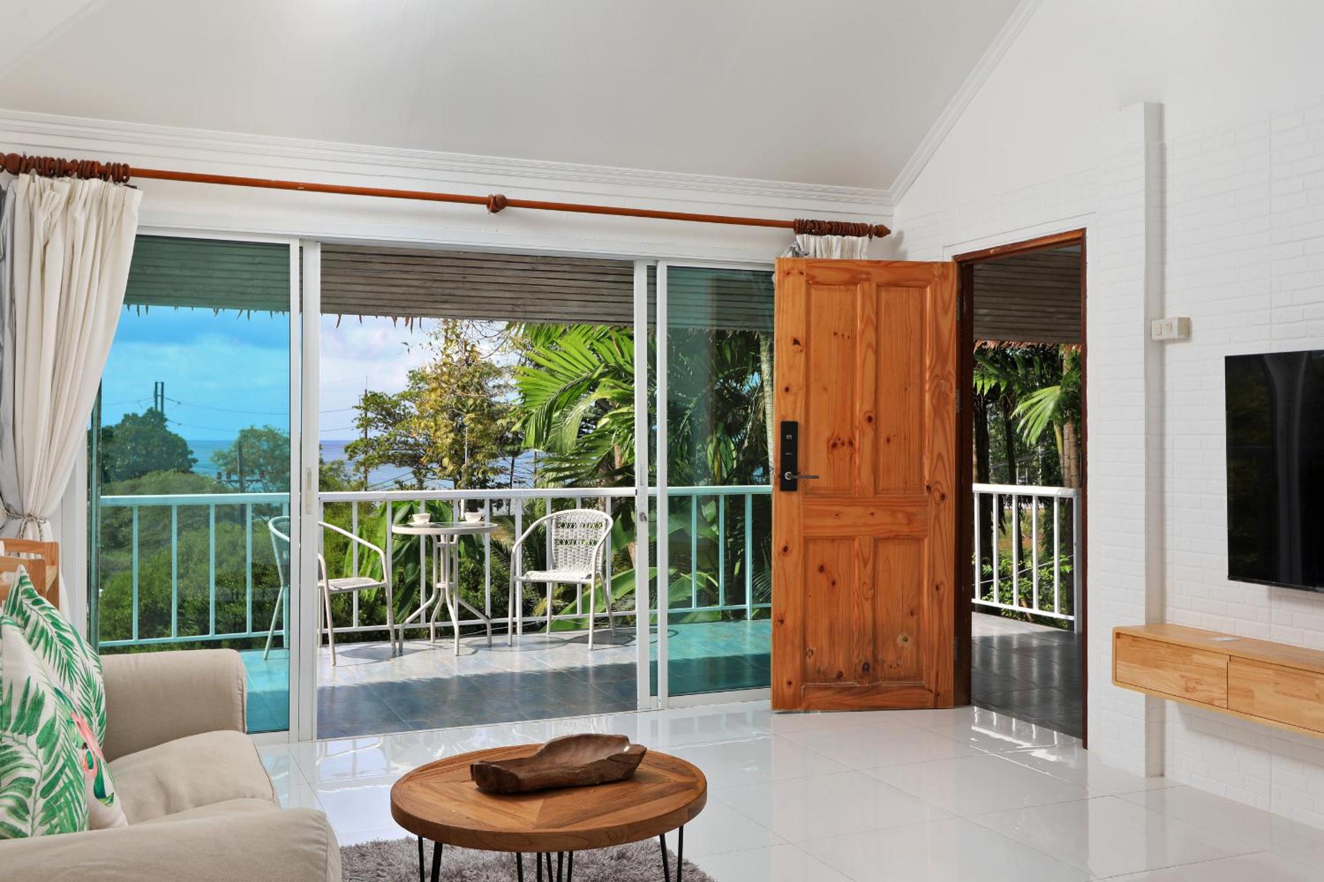 Deluxe Double Room with Side Sea View - Photo 3