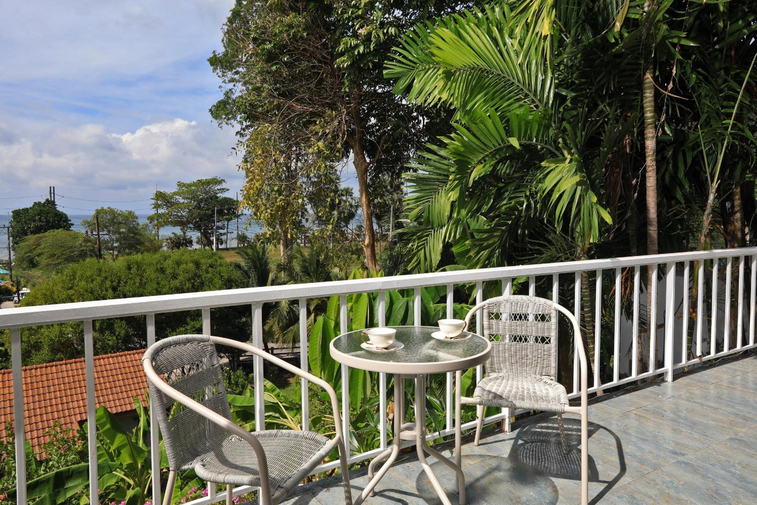 Deluxe Double Room with Side Sea View - Photo 2