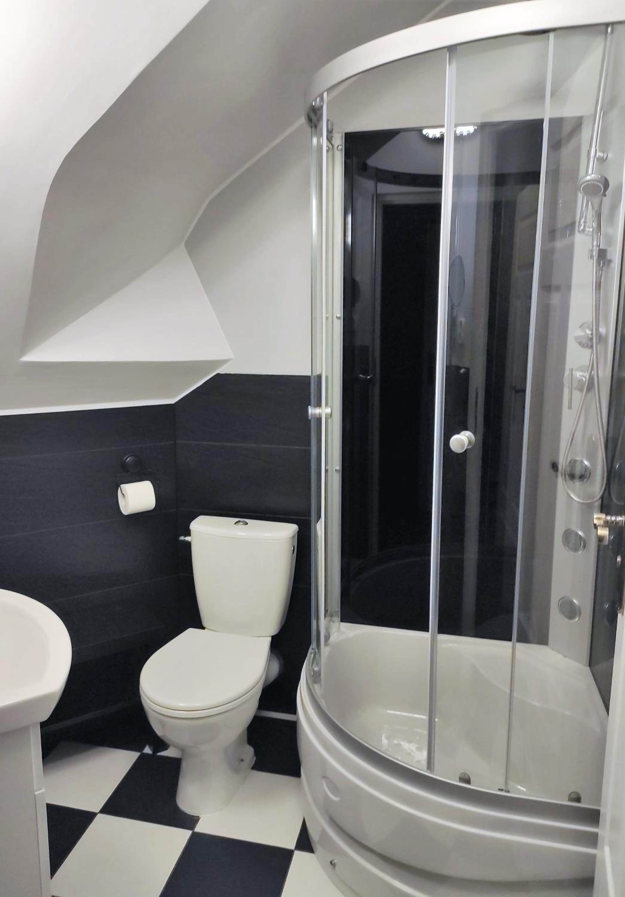 Quadruple Room with Private Bathroom - Photo 12