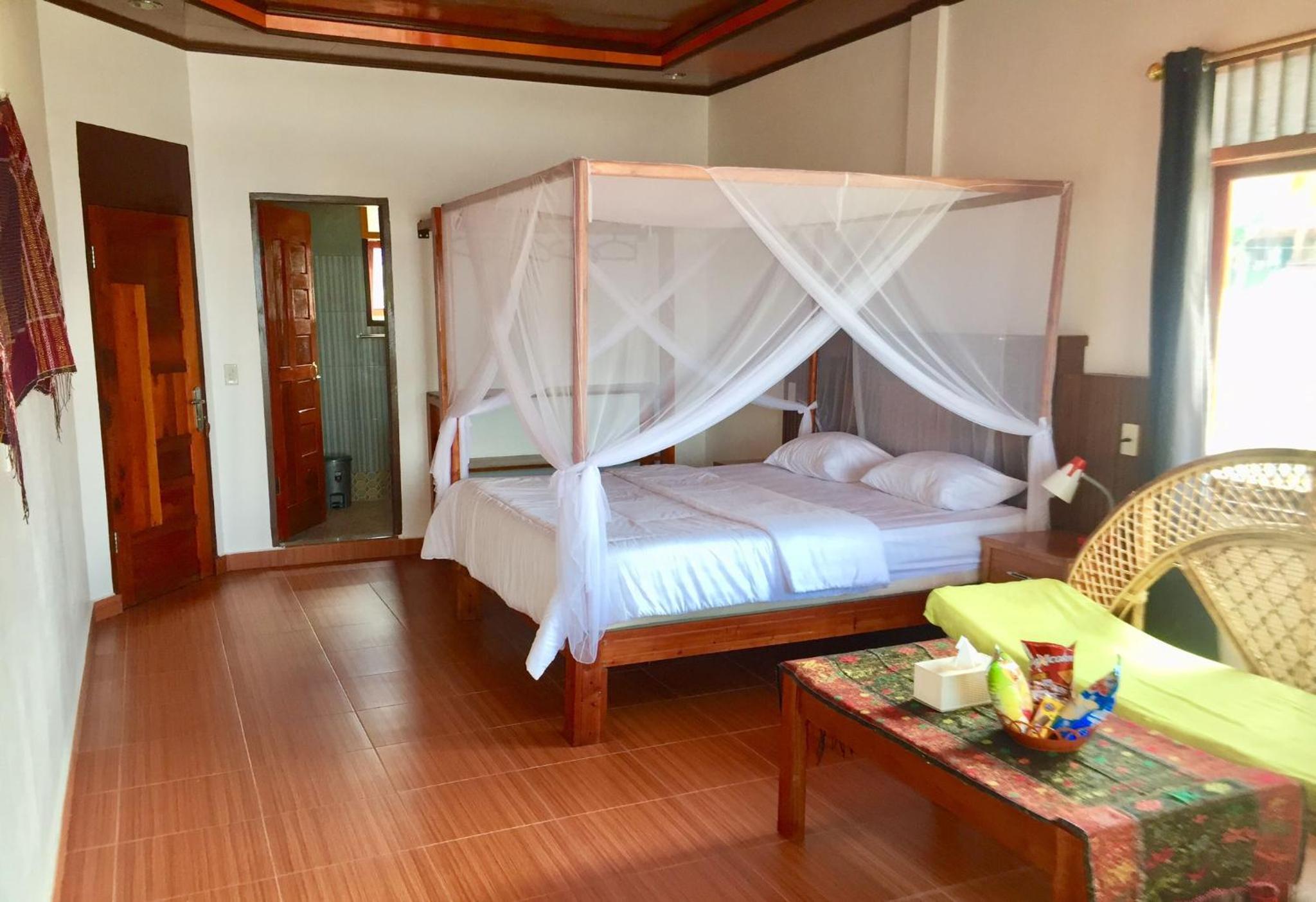 Double Room with Balcony - Photo 12