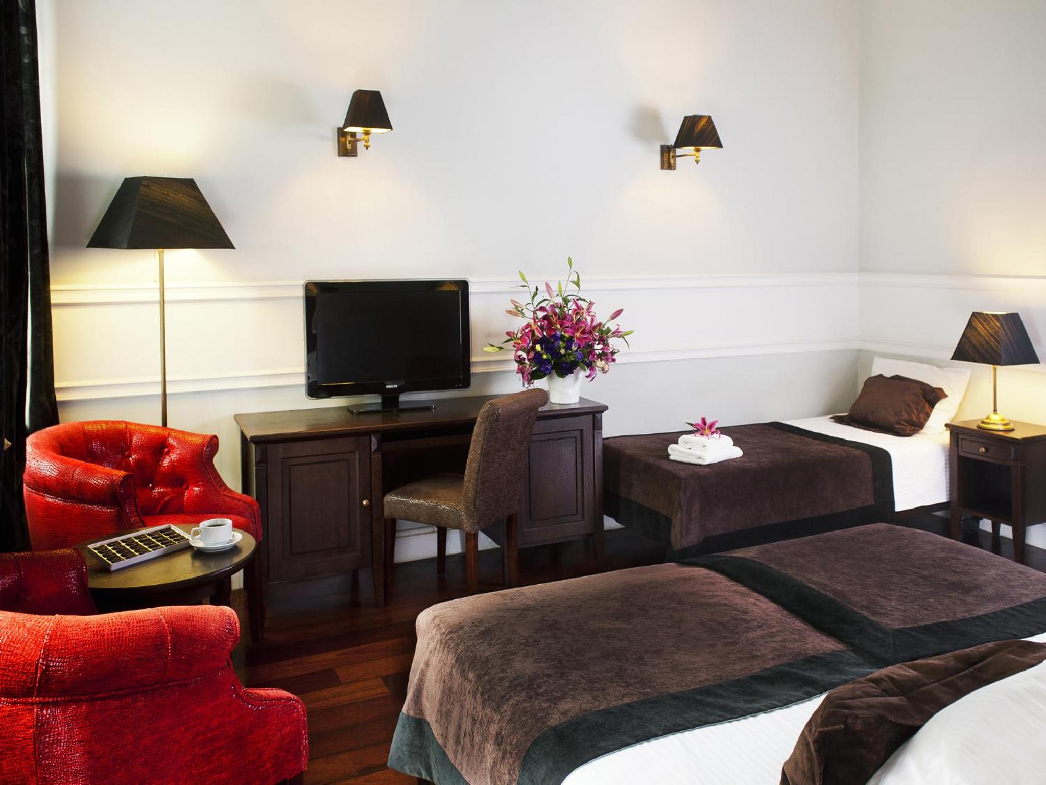 Superior Triple Room with City View - Photo 5