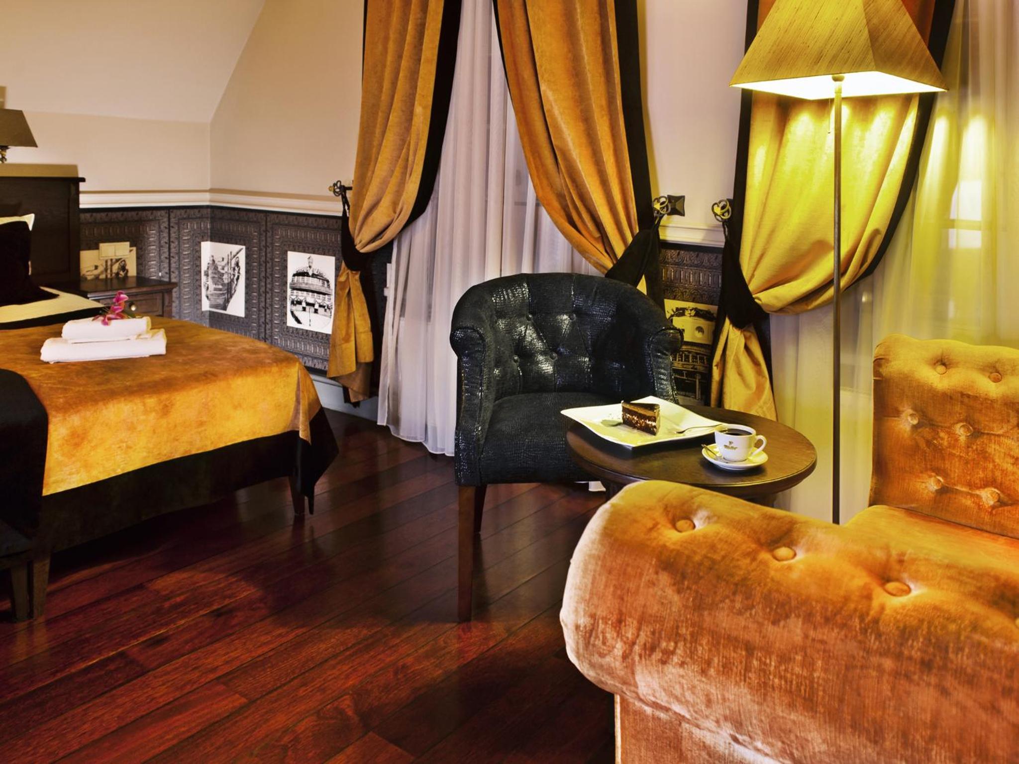 Superior Triple Room with City View - Photo 9