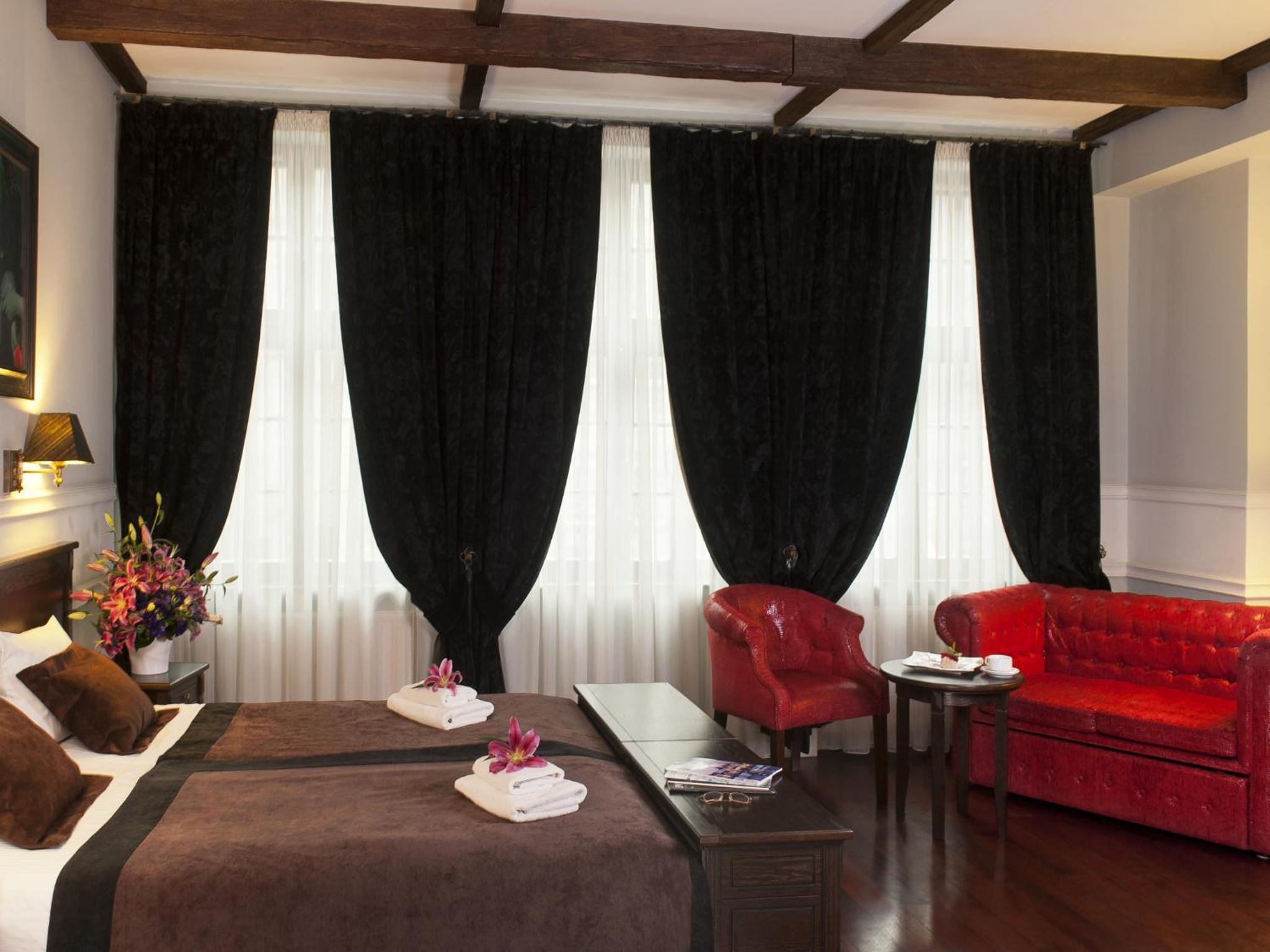 Superior Triple Room with City View - Photo 8