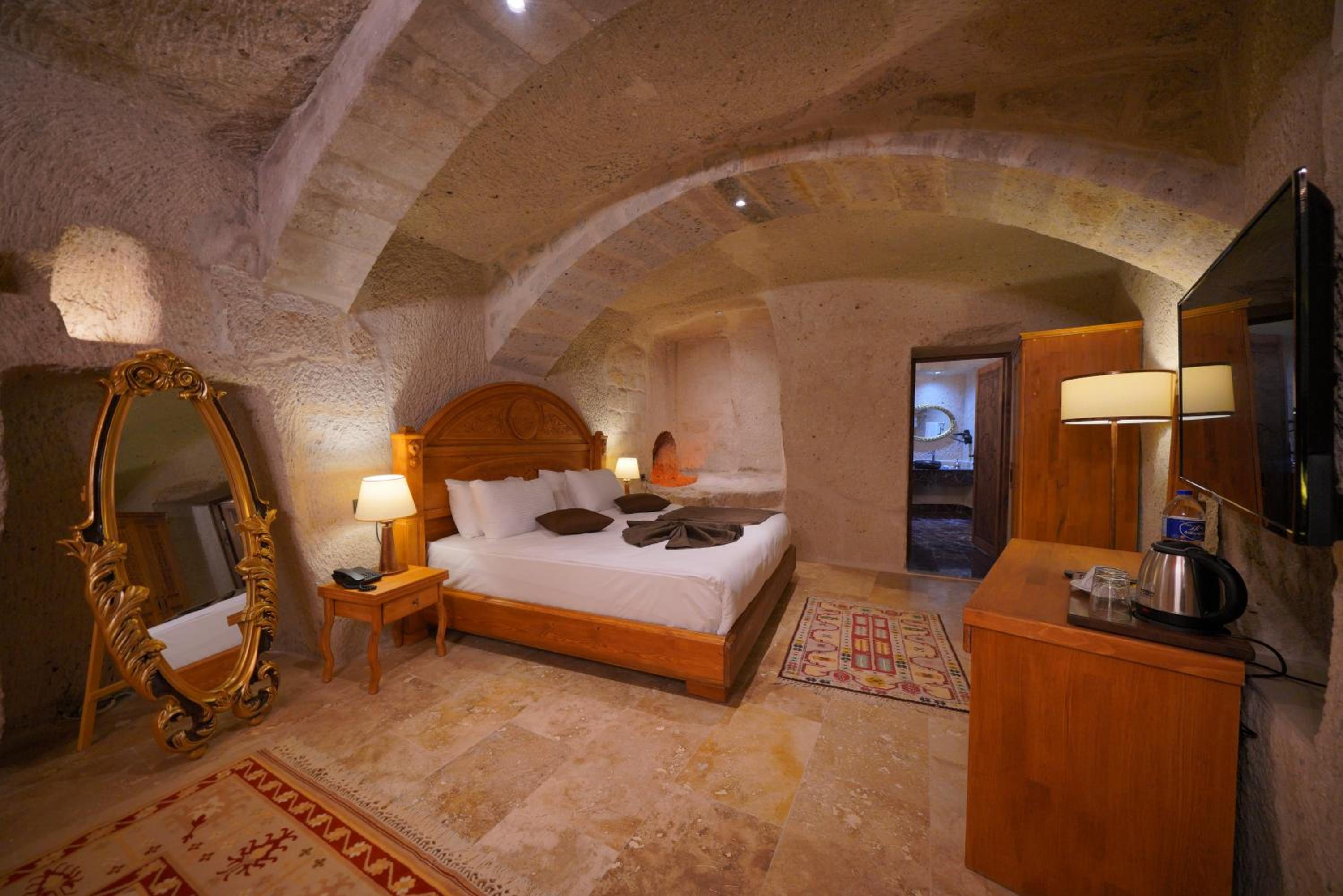Superior King Suite - Photo 21