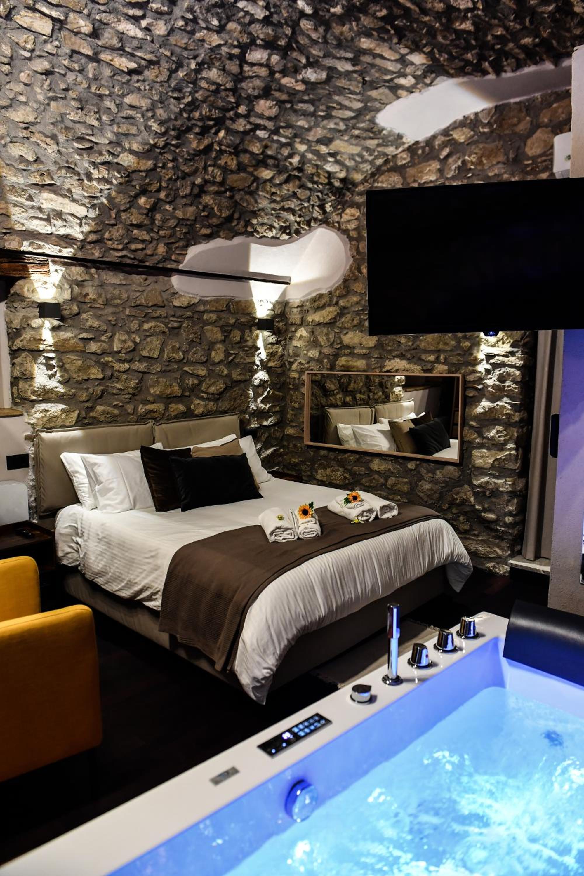 Deluxe Suite with Spa Bath - Photo 17