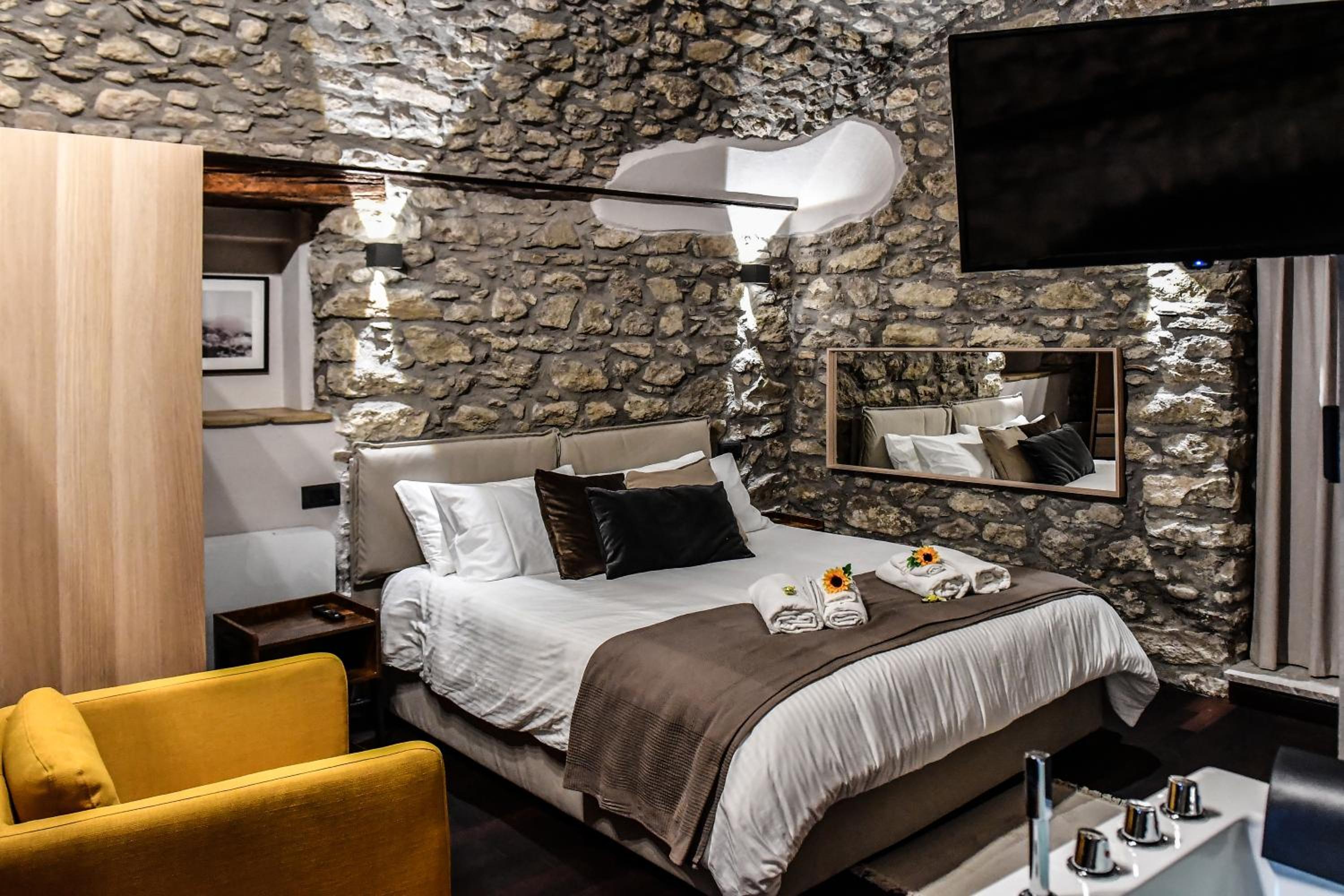 Deluxe Suite with Spa Bath - Photo 11