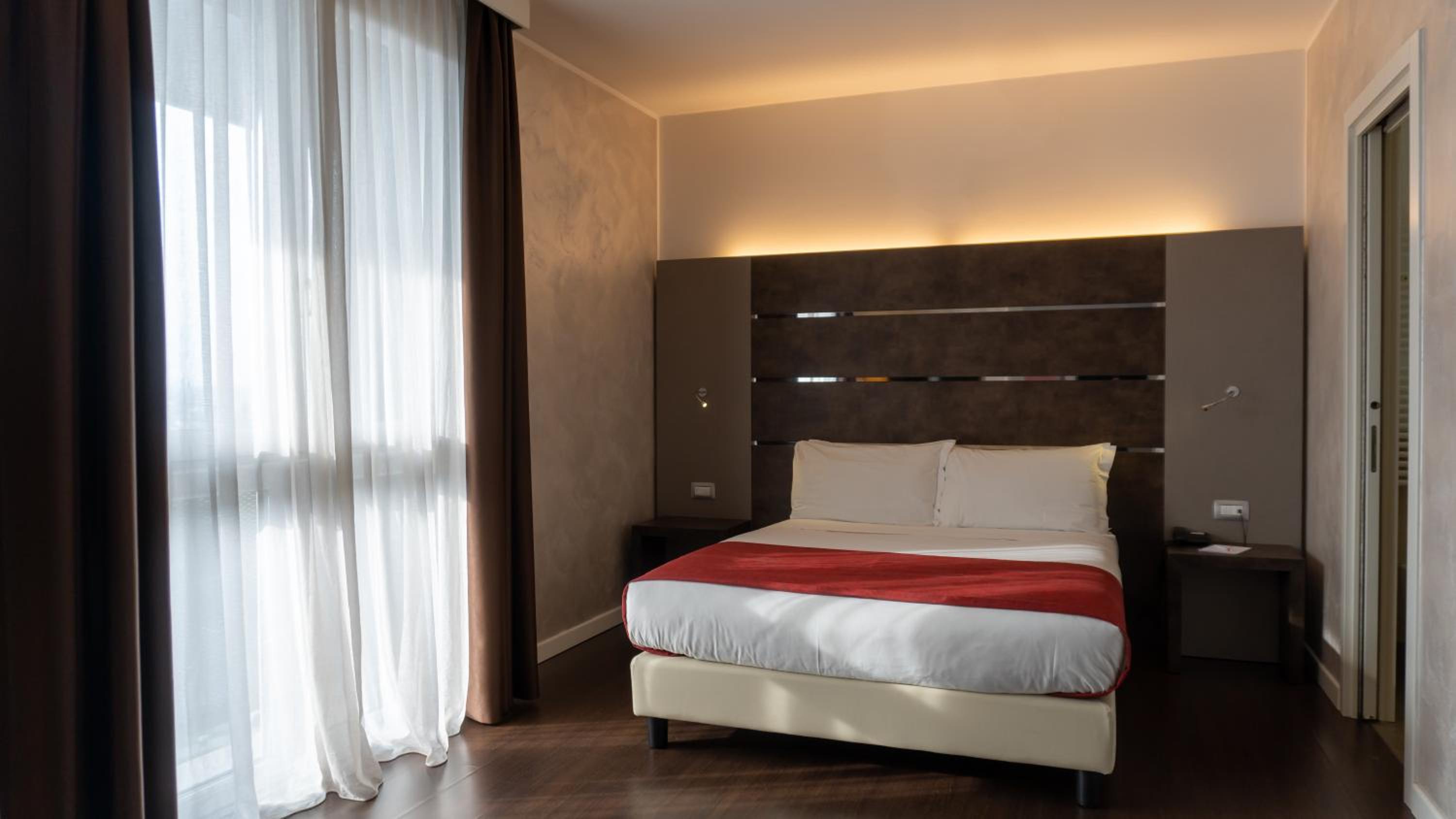 Suite - Photo 1