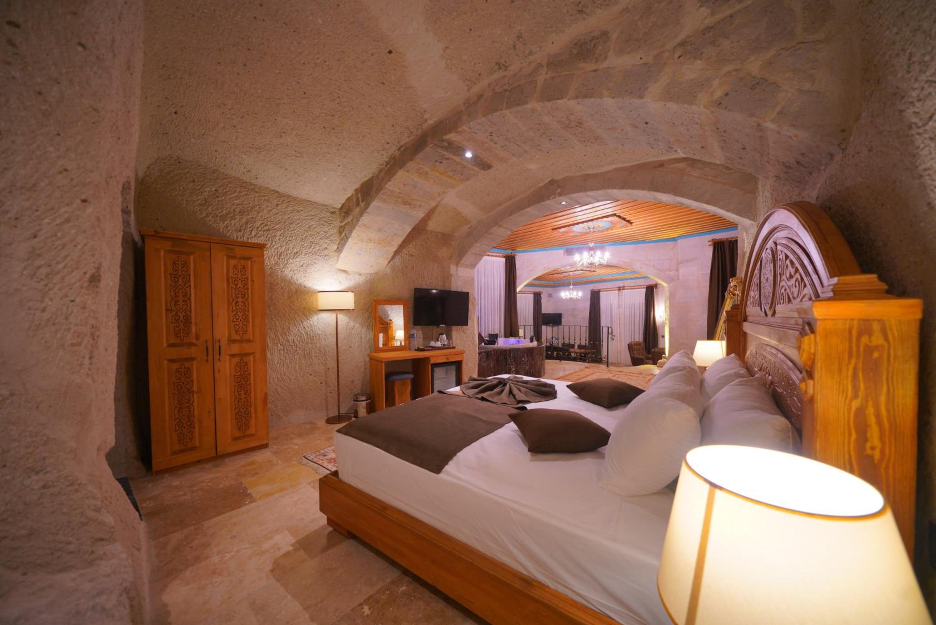 Superior King Suite - Photo 26