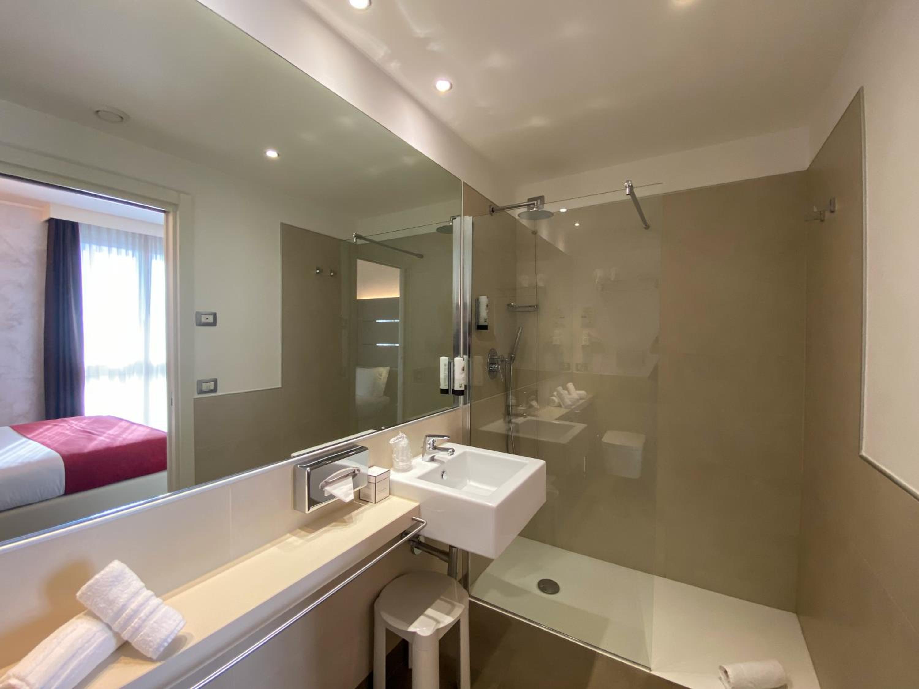 Suite - Photo 7