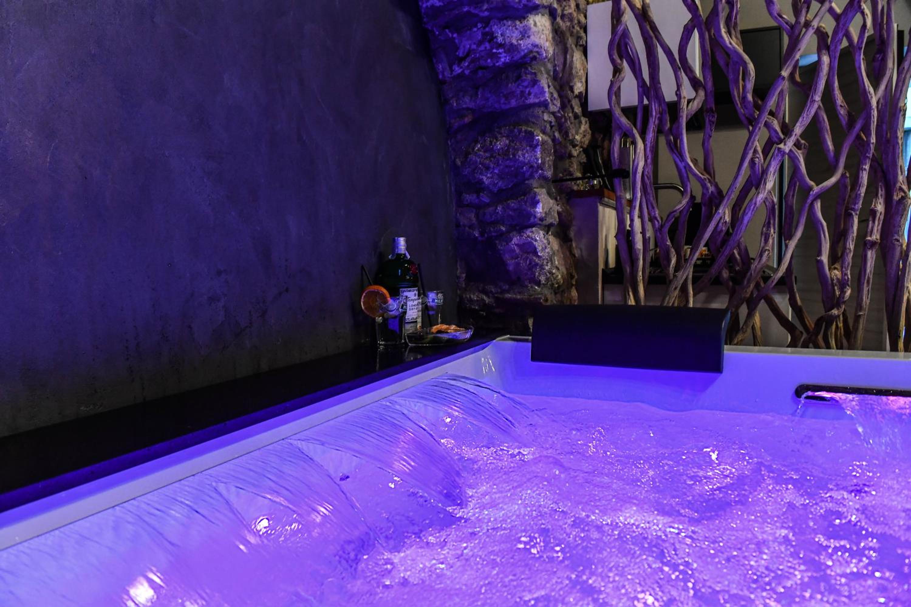 Deluxe Suite with Spa Bath - Photo 21