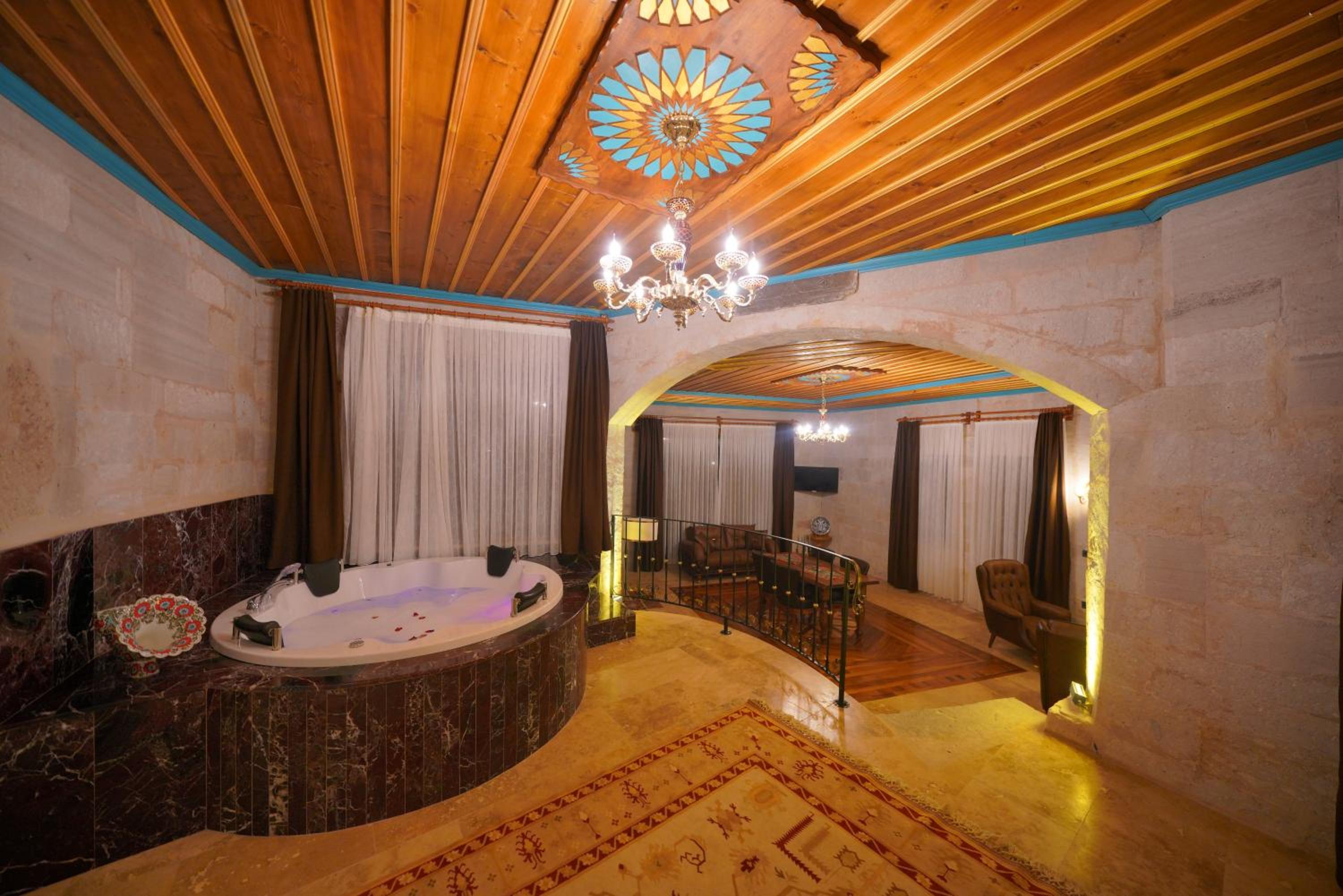 Superior King Suite - Photo 28