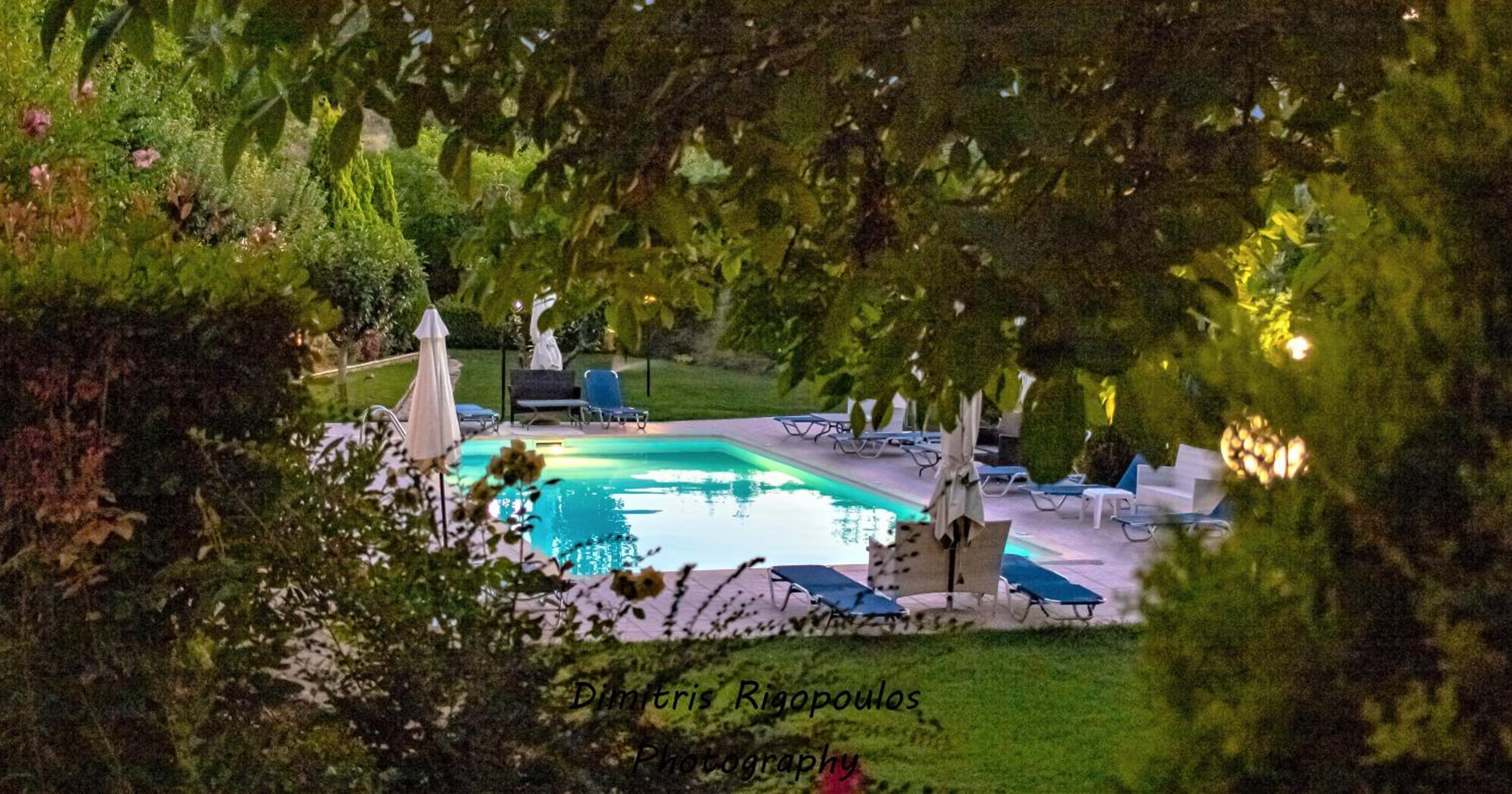 Deluxe Two-Bedroom Apartment with Garden View photo 2
