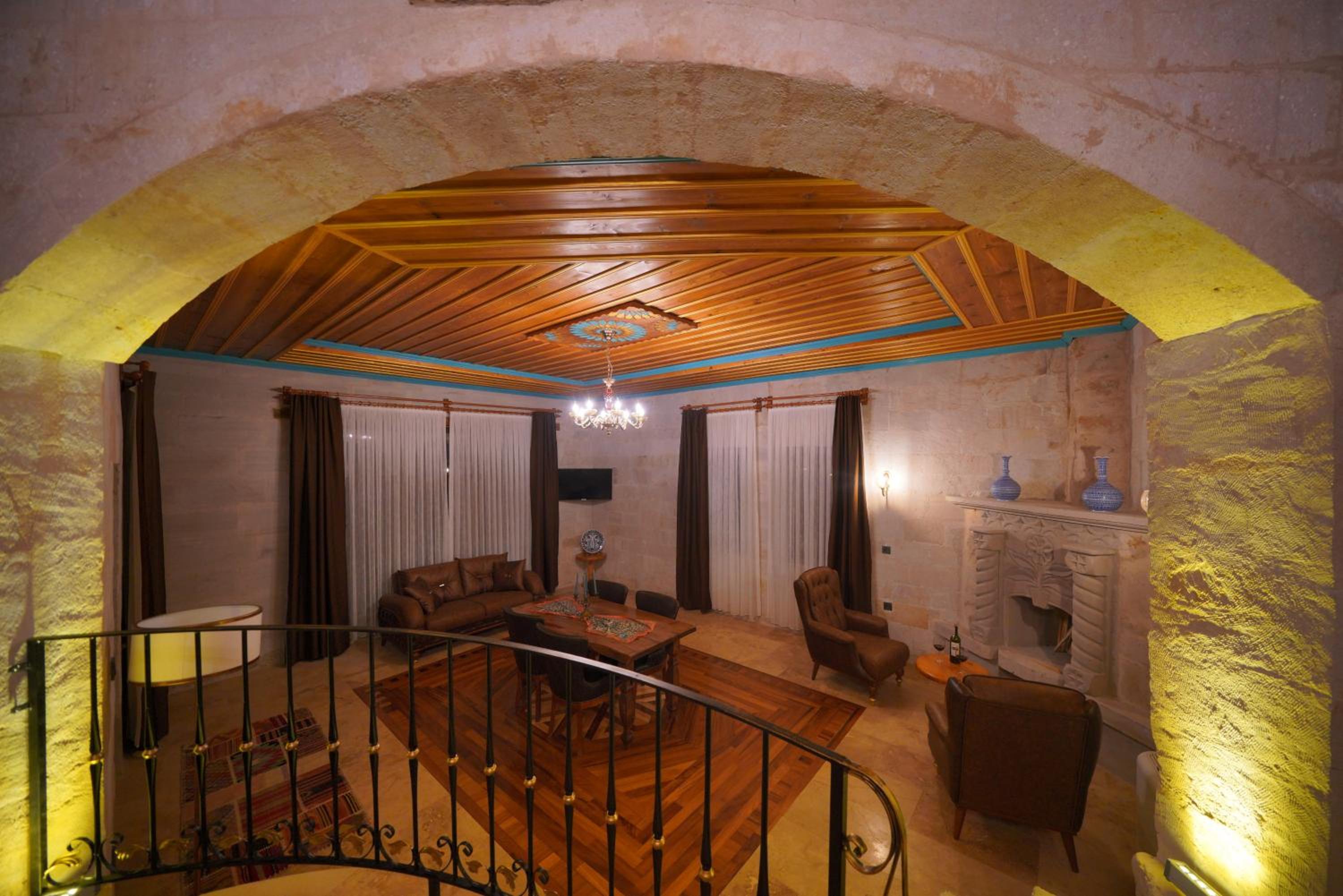 Superior King Suite - Photo 23