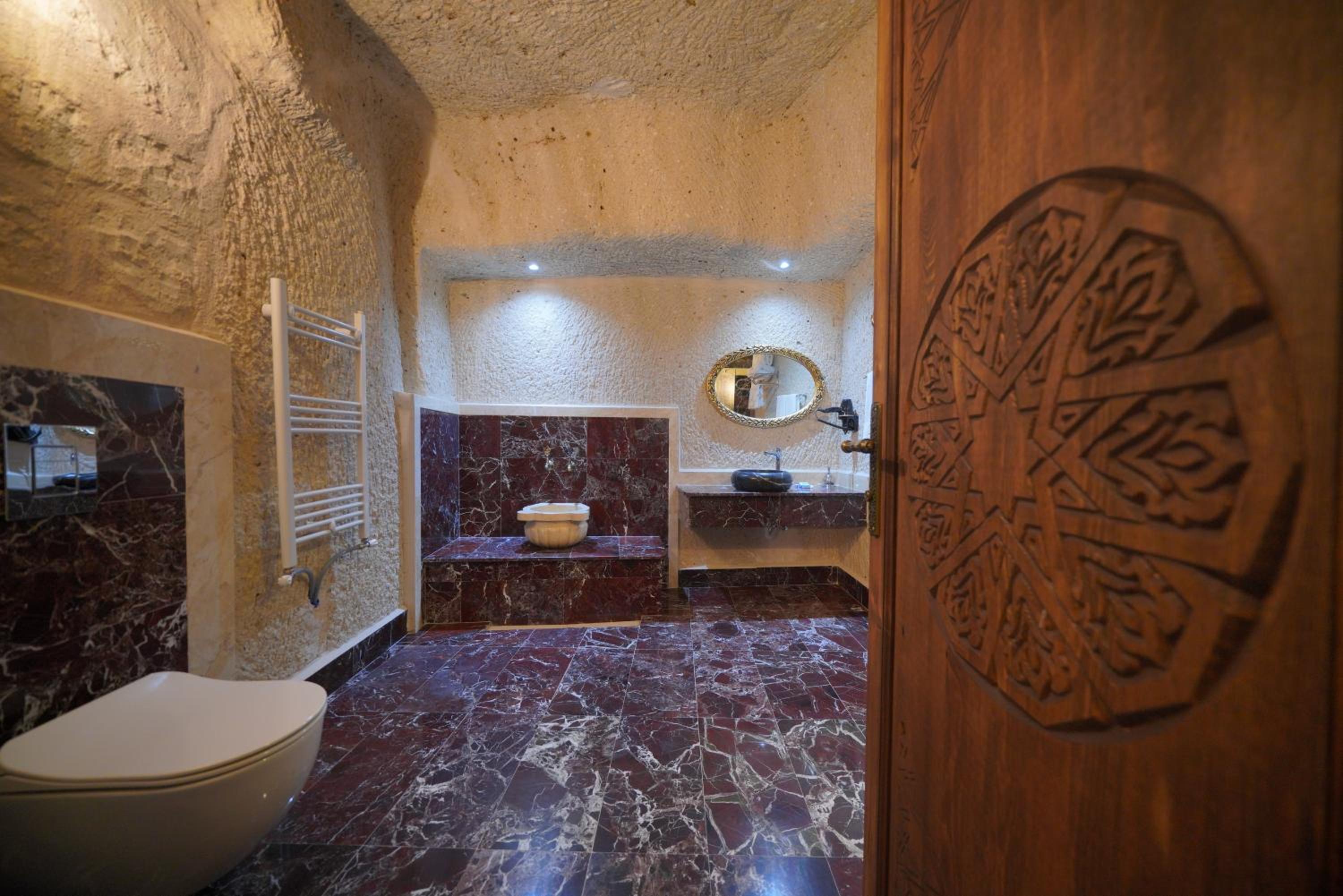 Superior King Suite - Photo 11
