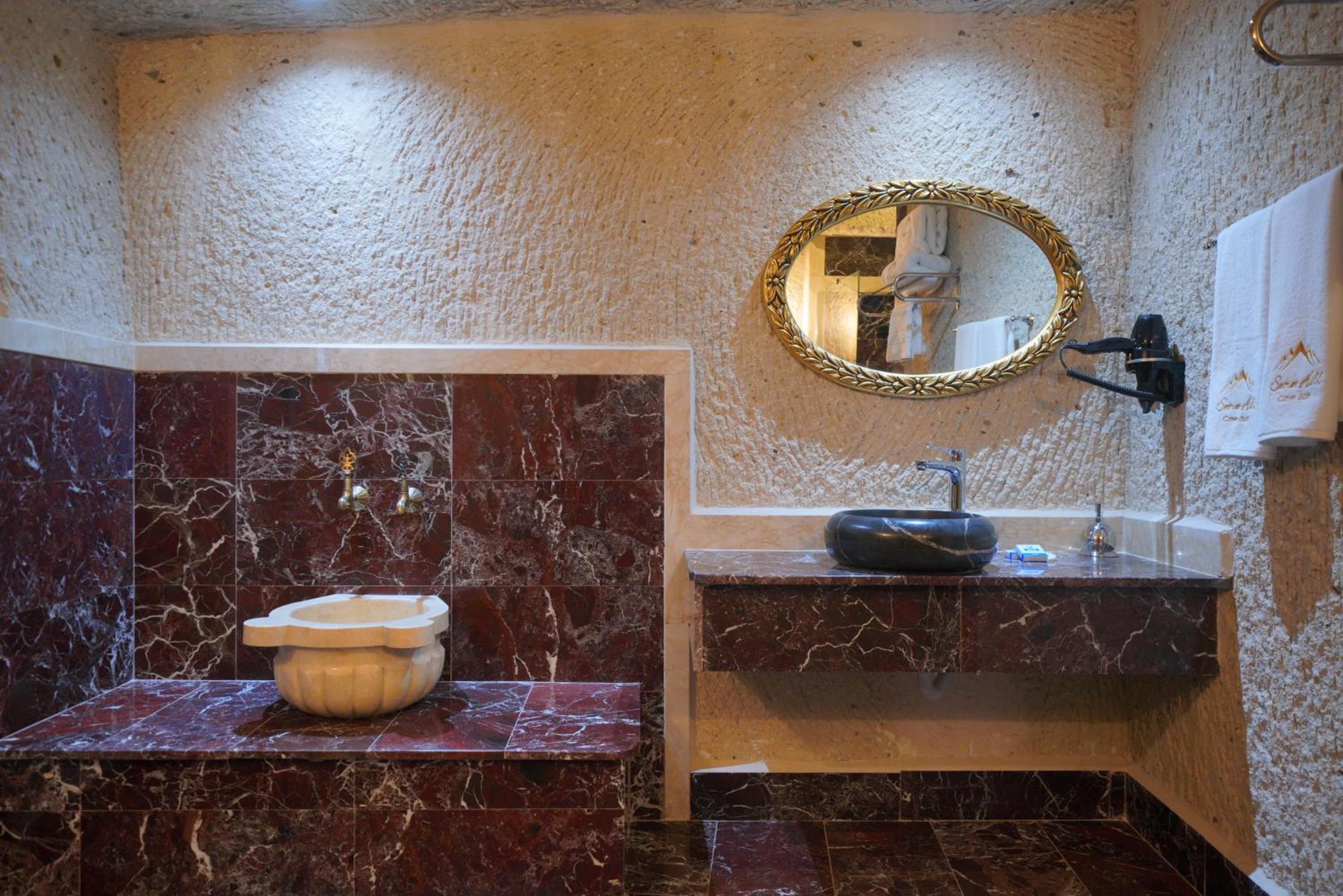 Superior King Suite - Photo 9