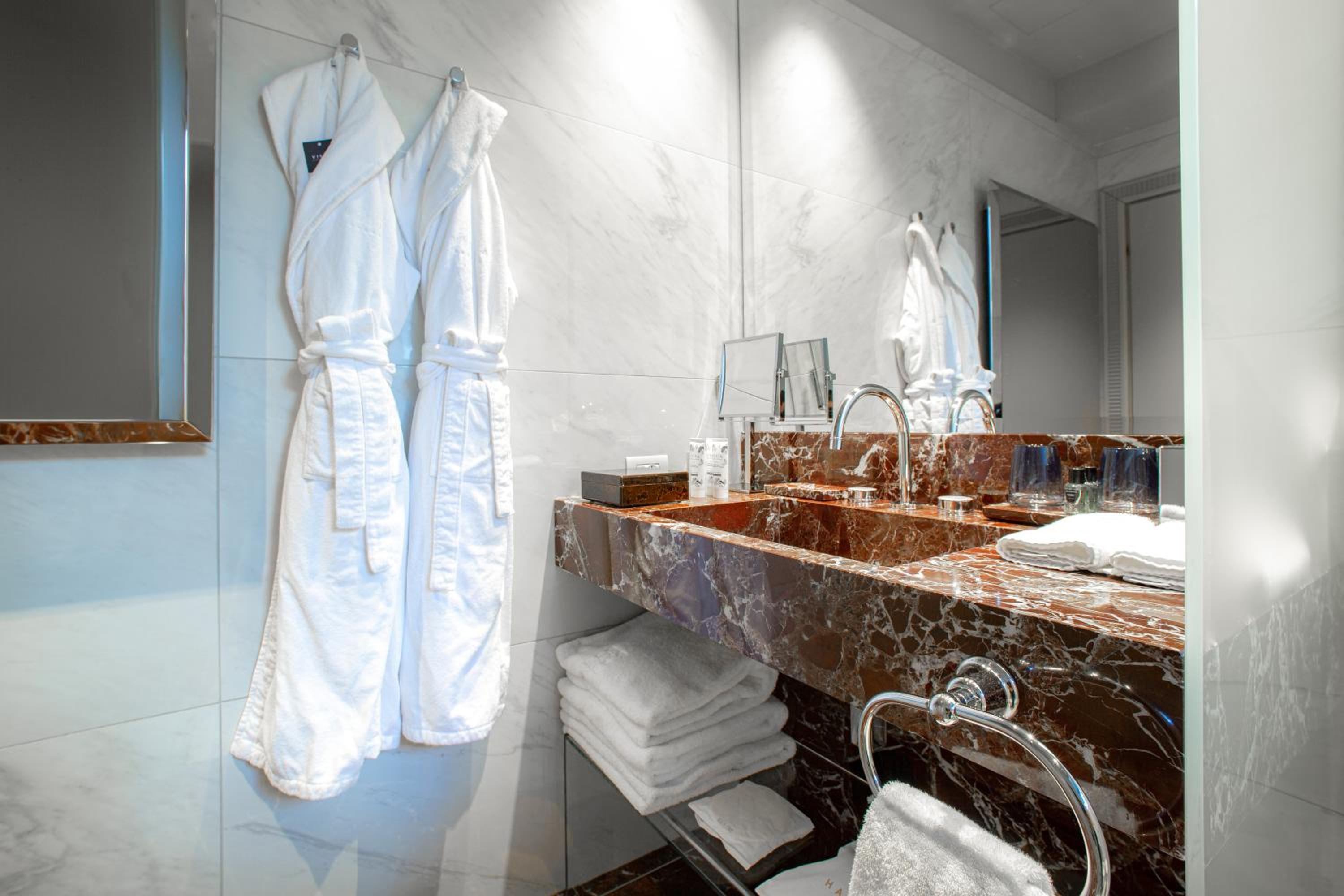 Deluxe Double Room with One Double Bed and 2 Adults Occupancy (Non Smoking)
