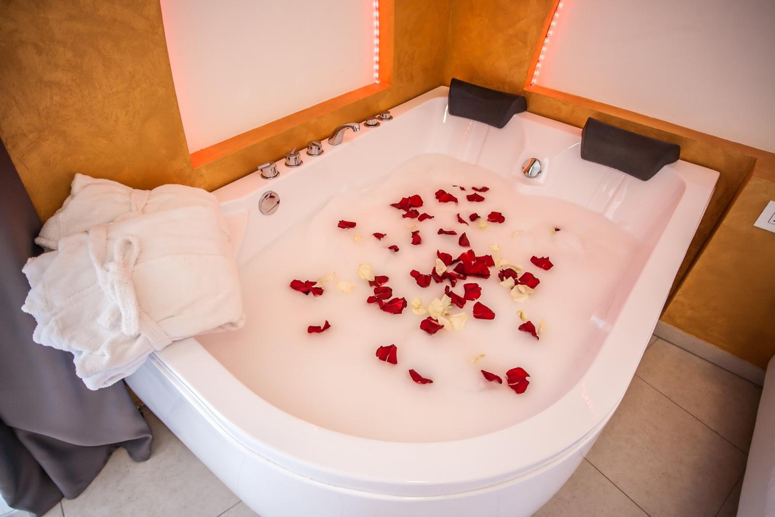 Double Room with Hot Tub photo 3