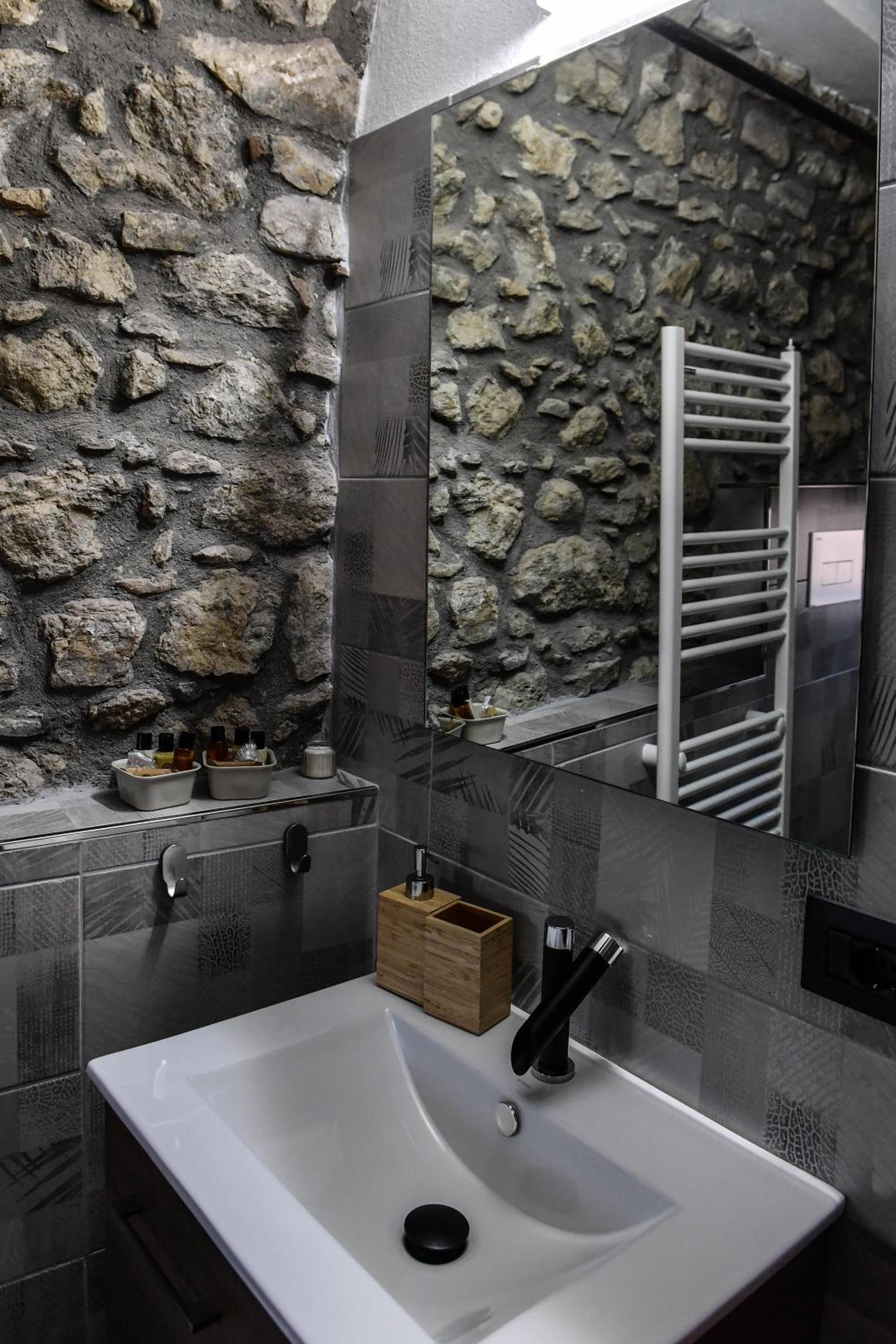 Deluxe Suite with Spa Bath - Photo 10