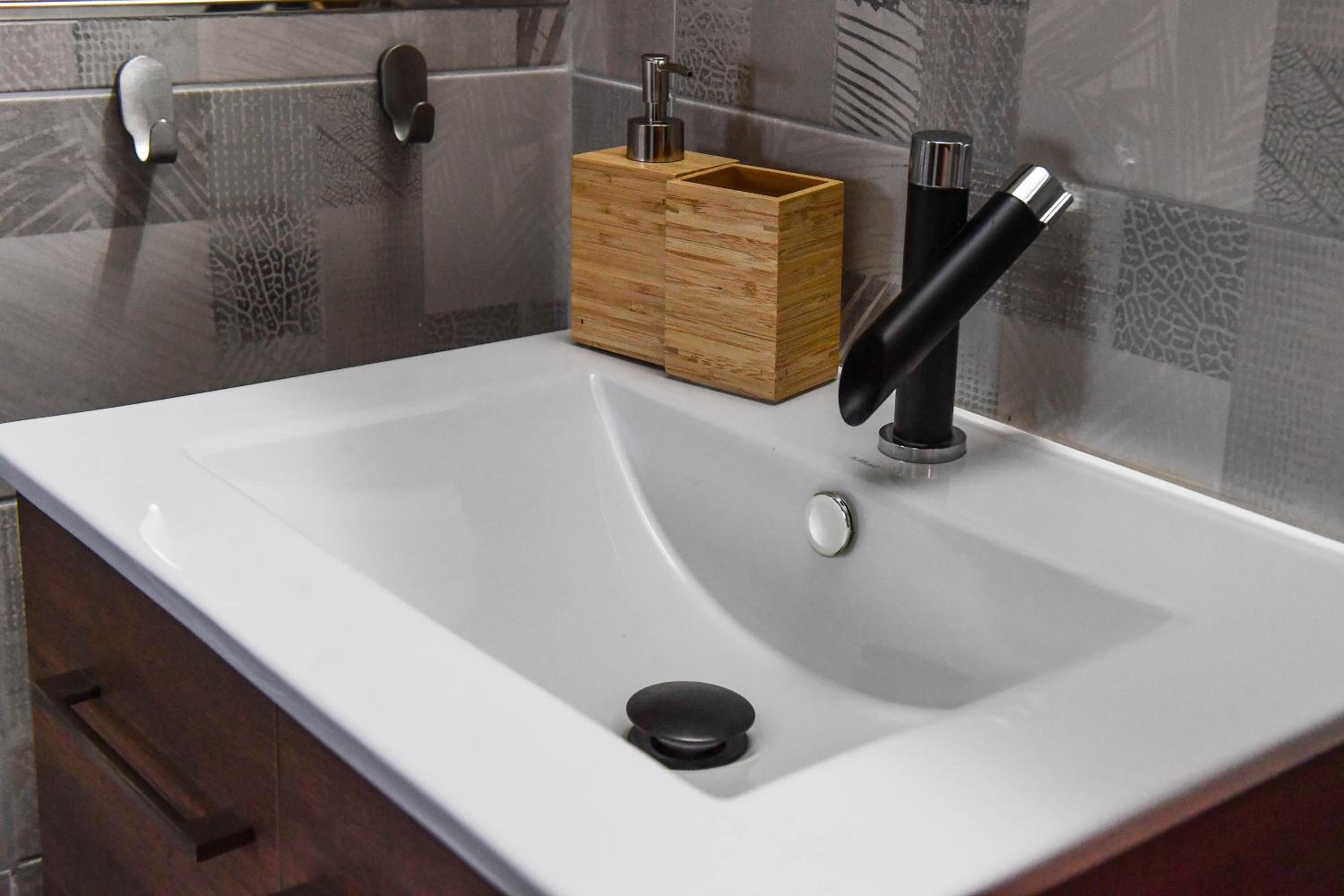 Deluxe Suite with Spa Bath - Photo 8