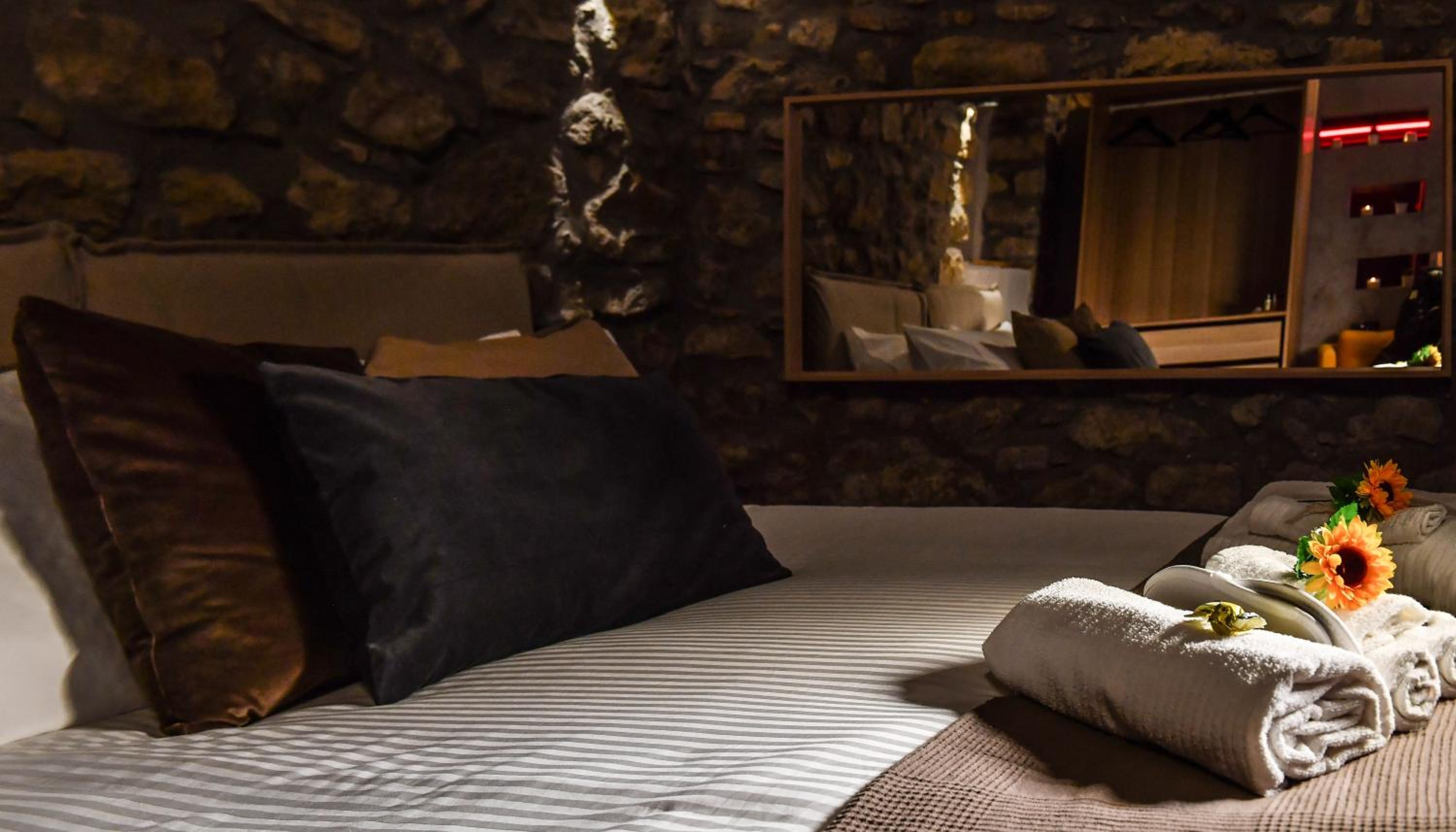 Deluxe Suite with Spa Bath - Photo 5