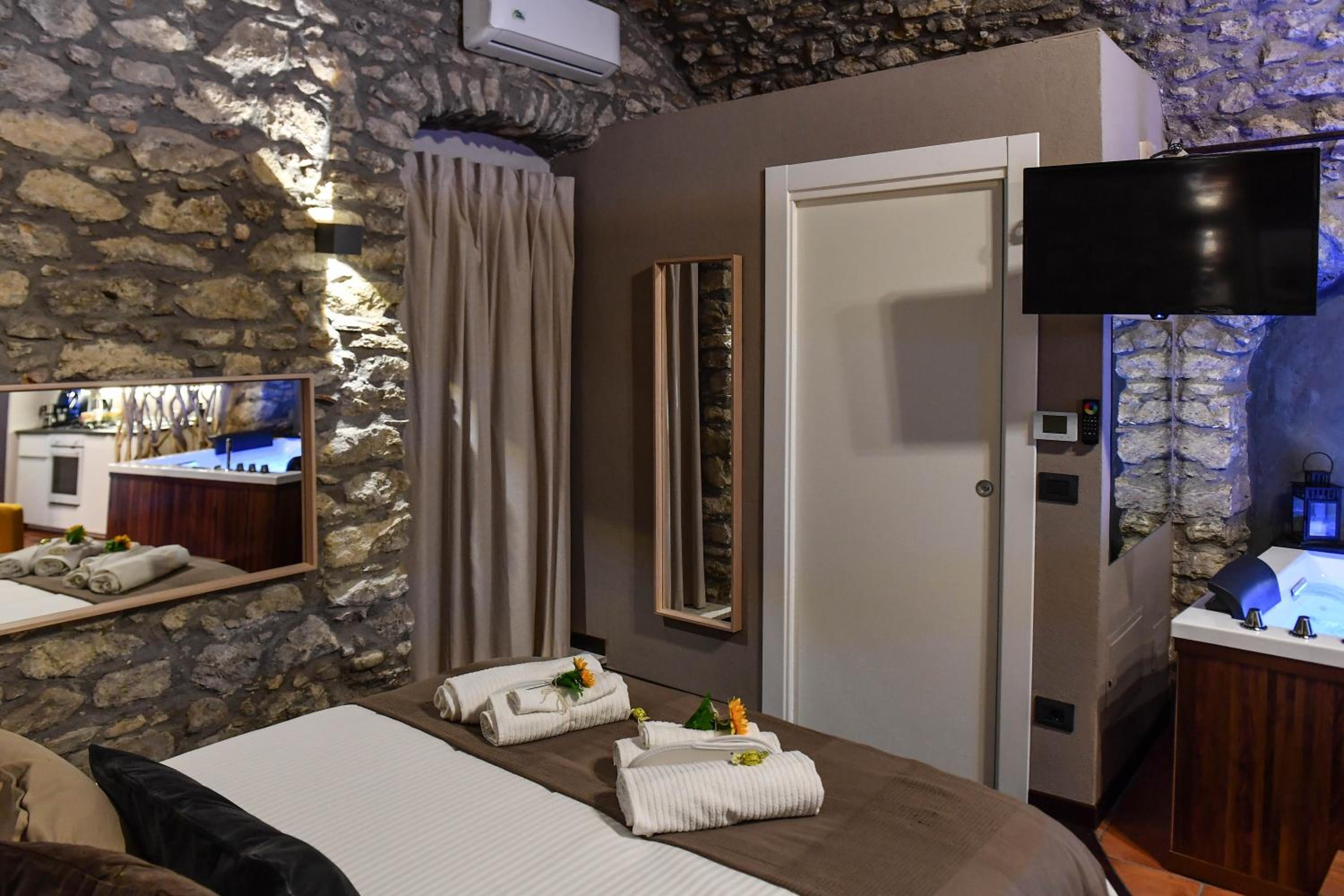 Deluxe Suite with Spa Bath - Photo 1