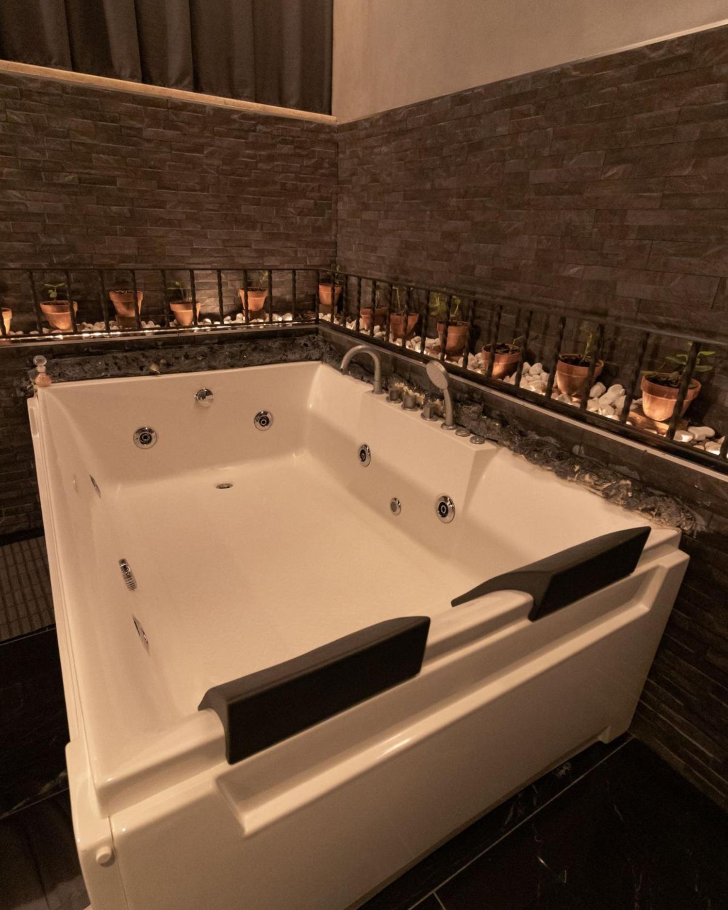 Deluxe Suite with Spa Bath - Photo 4