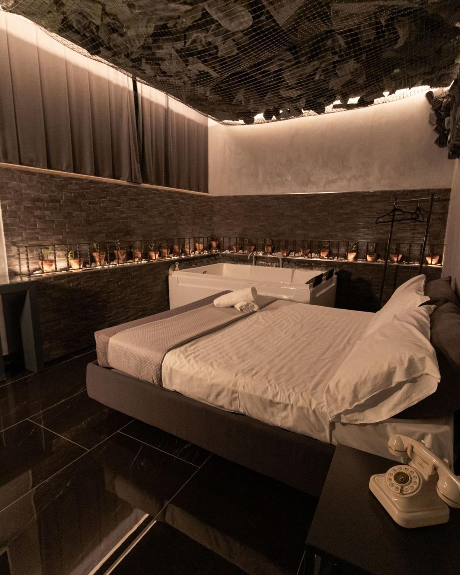 Deluxe Suite with Spa Bath - Photo 2