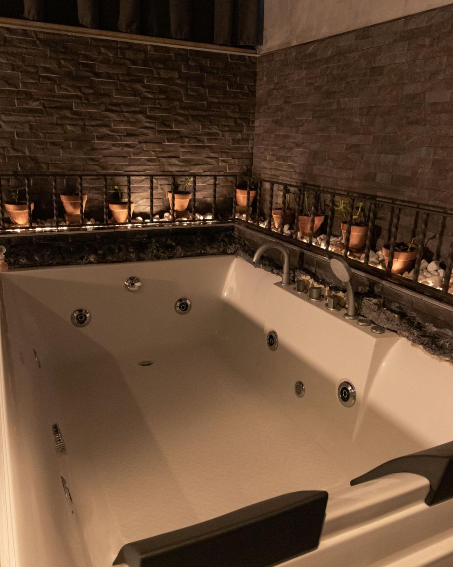 Deluxe Suite with Spa Bath - Photo 3