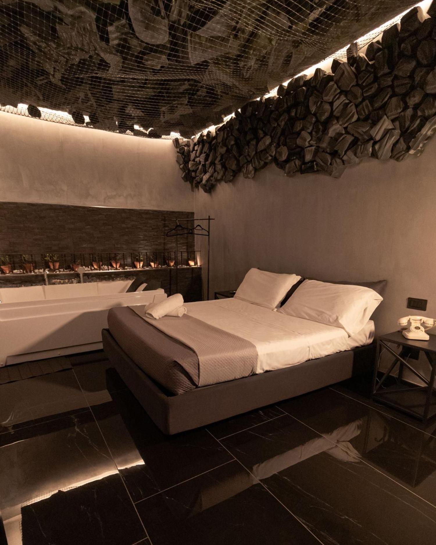 Deluxe Suite with Spa Bath - Photo 1