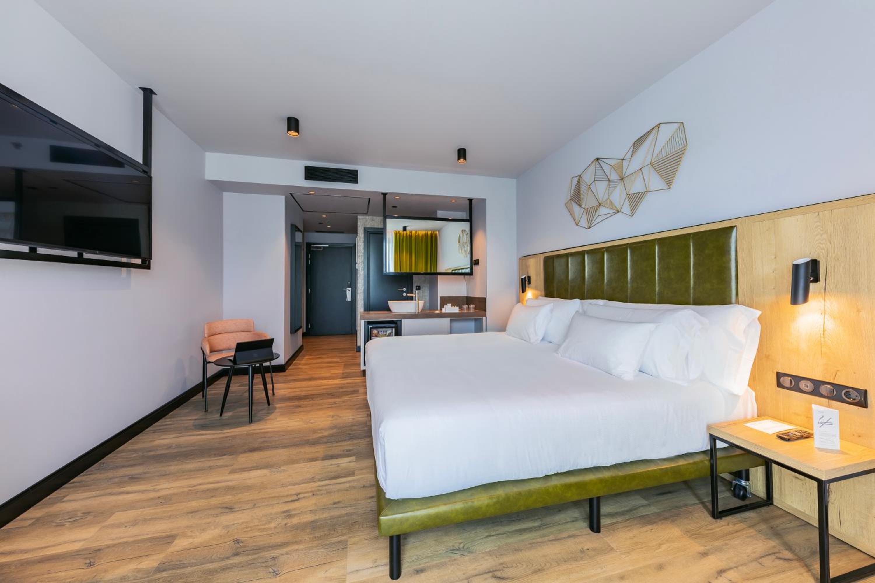 Superior Double or Twin Room - Photo 8