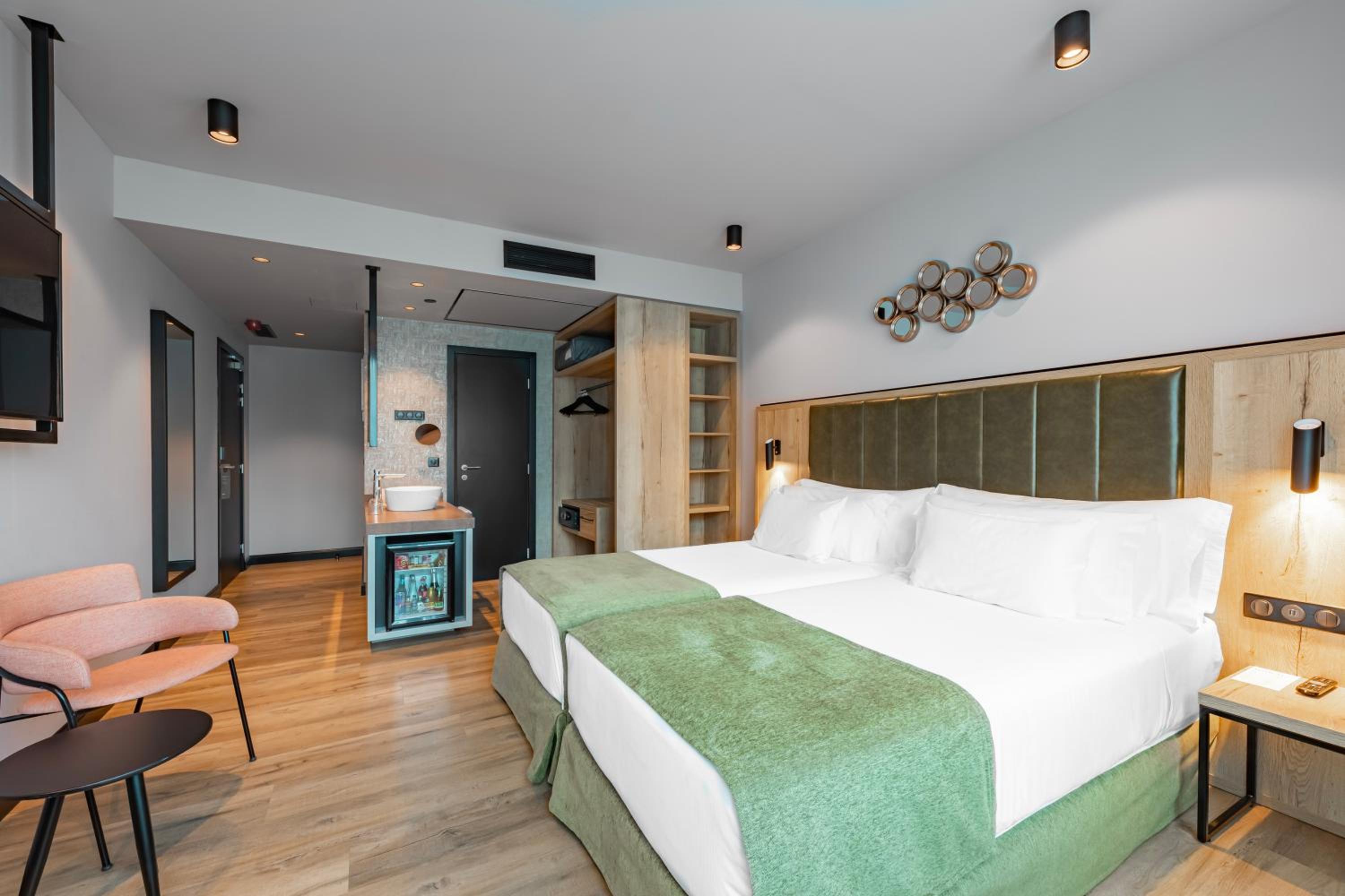 Superior Double or Twin Room - Photo 7
