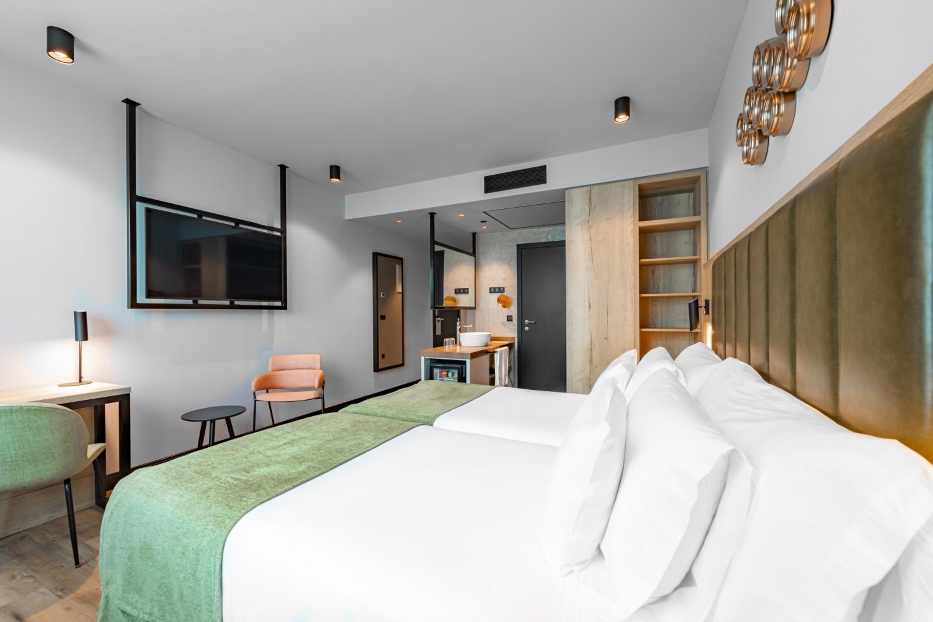 Superior Double or Twin Room thumbnail 6