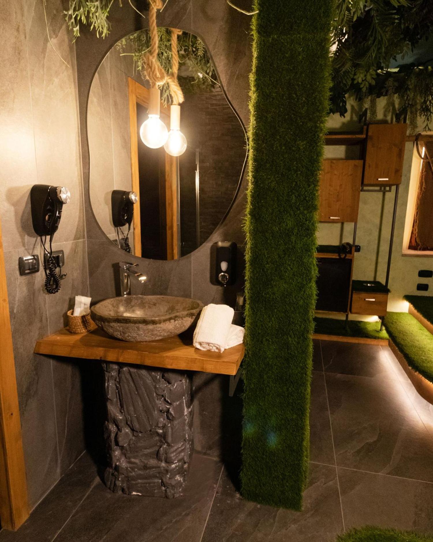 King Suite with Spa Bath - Photo 5