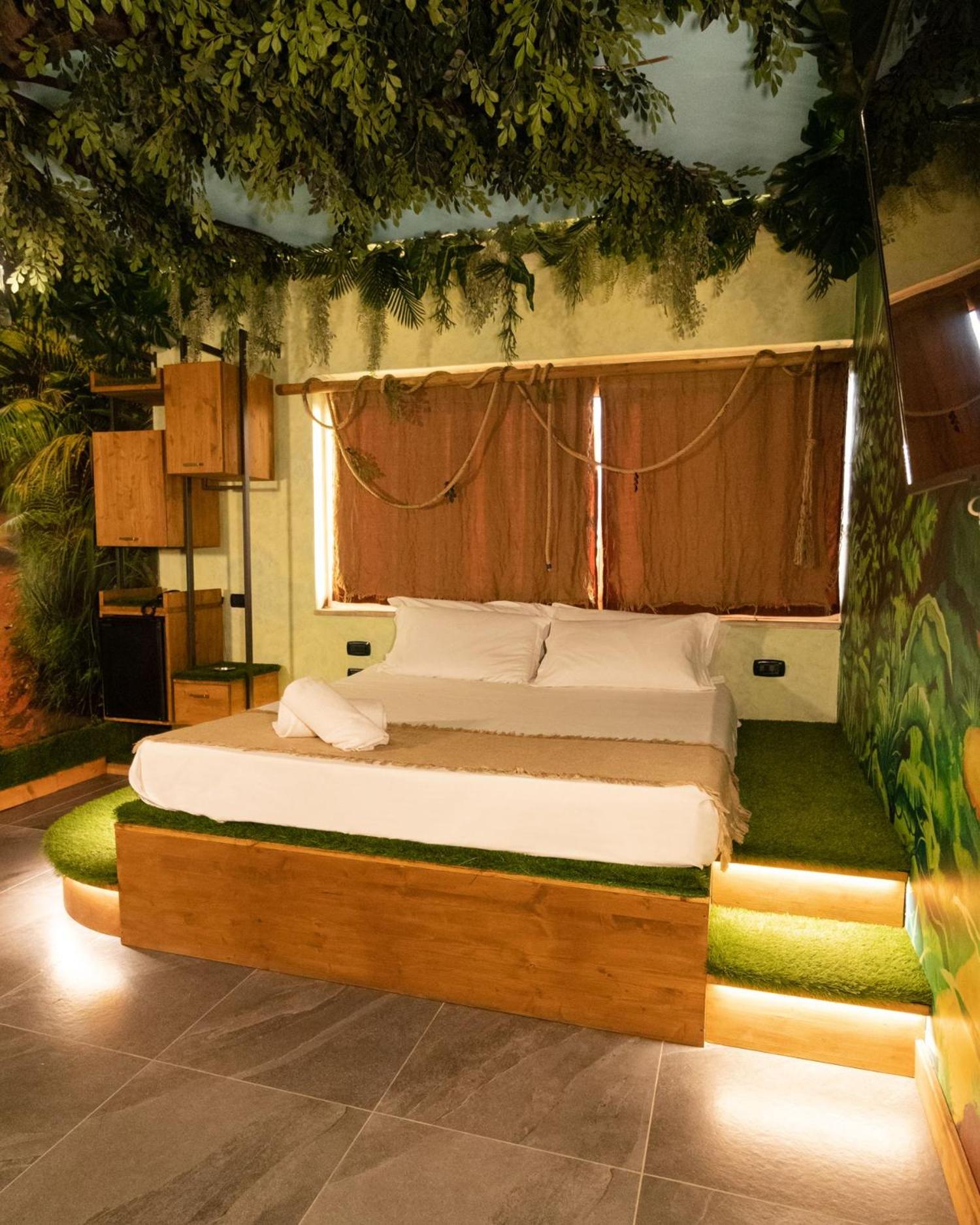 King Suite with Spa Bath - Photo 1