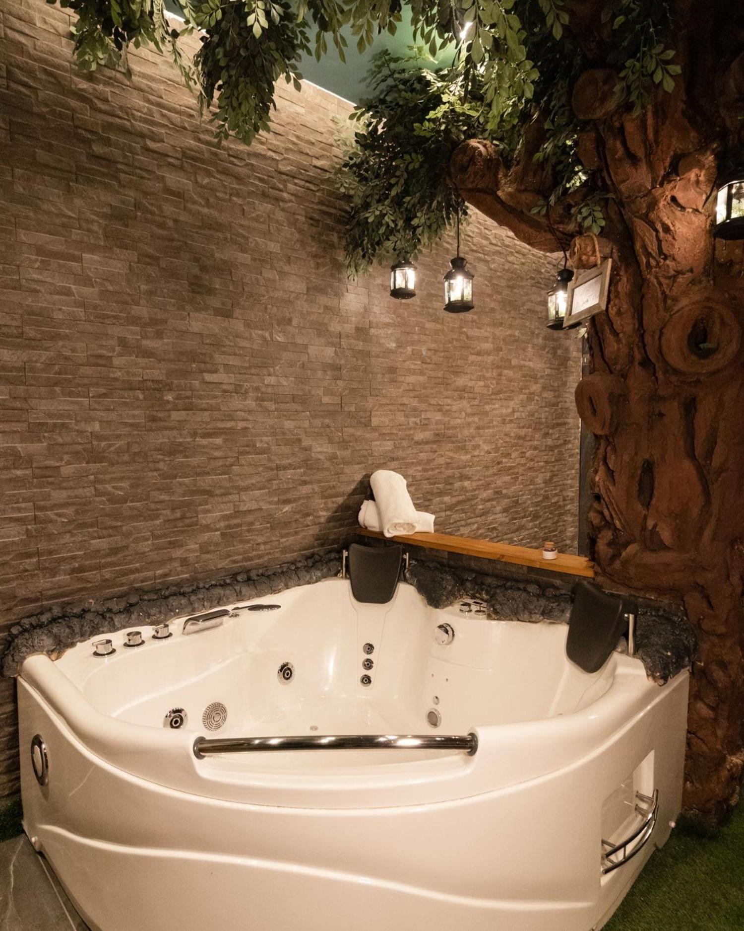 King Suite with Spa Bath - Photo 6