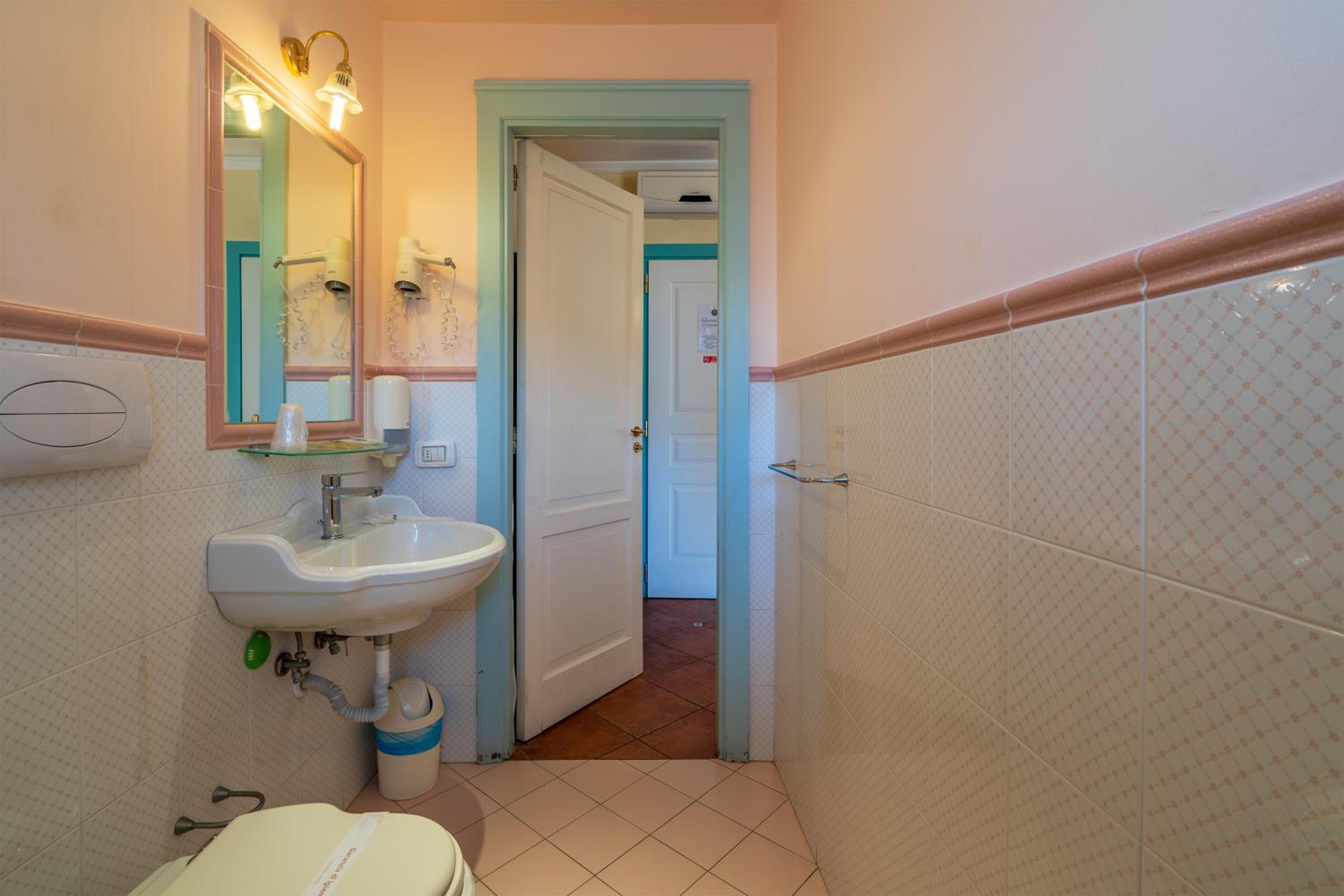 Double or Twin Room with Side Sea View - Photo 5