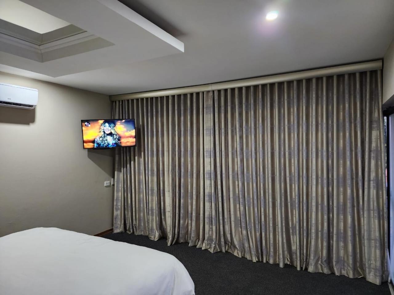 Suite with Balcony - Photo 4