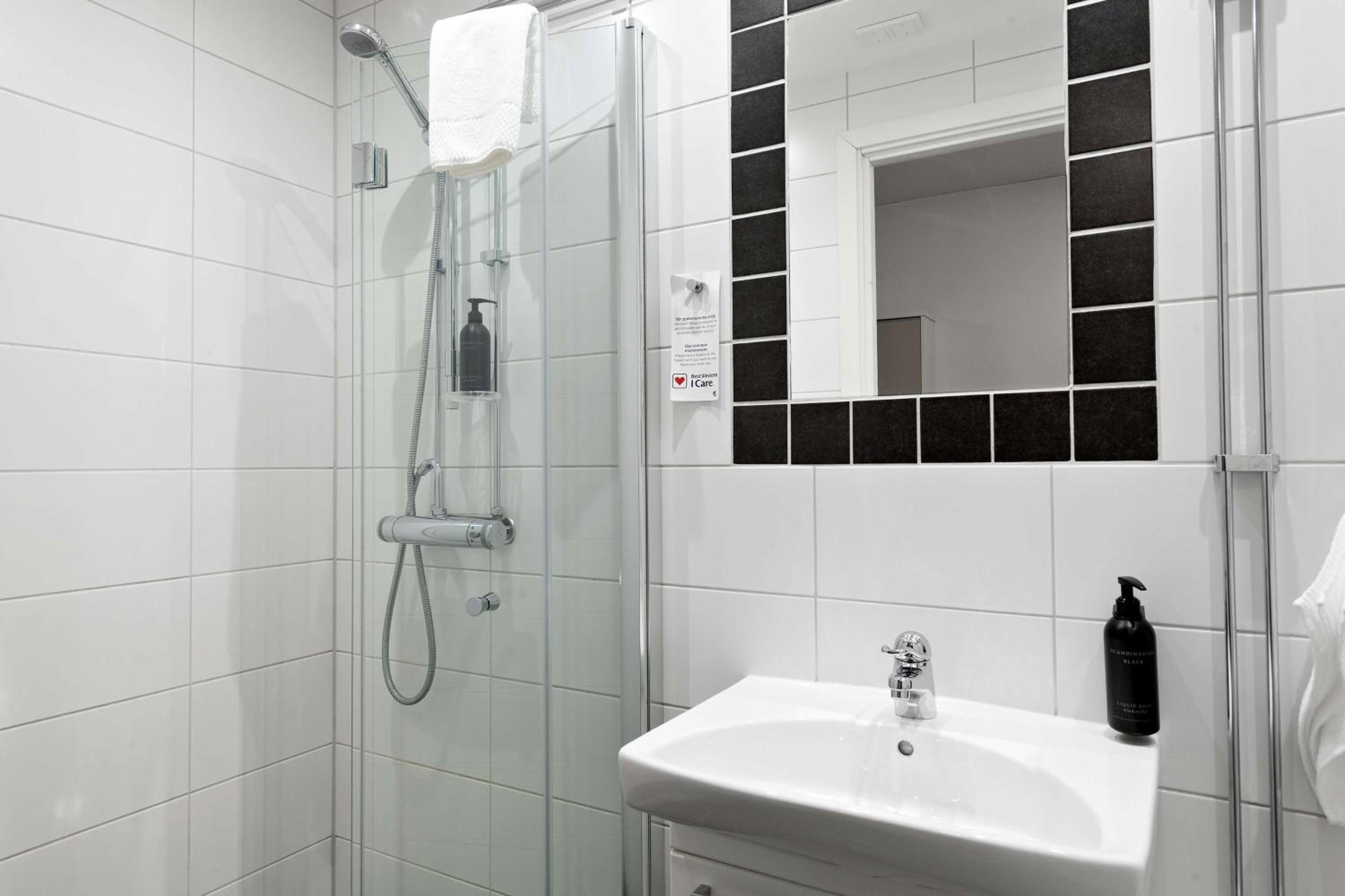 Economy Single Room with Single Bed - Basement - Non-Smoking photo 3