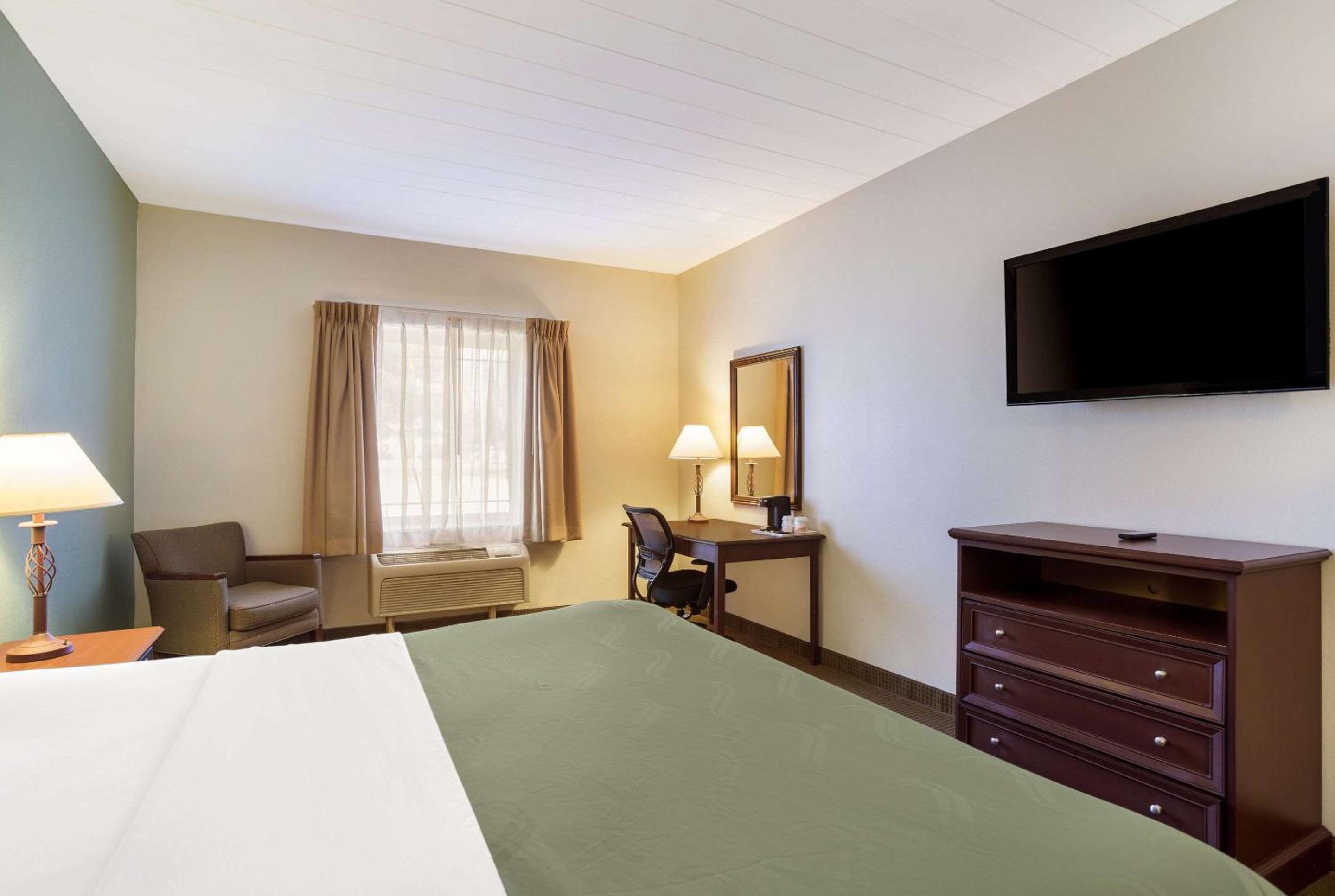 Standard King Room - Non Smoking - Photo 3