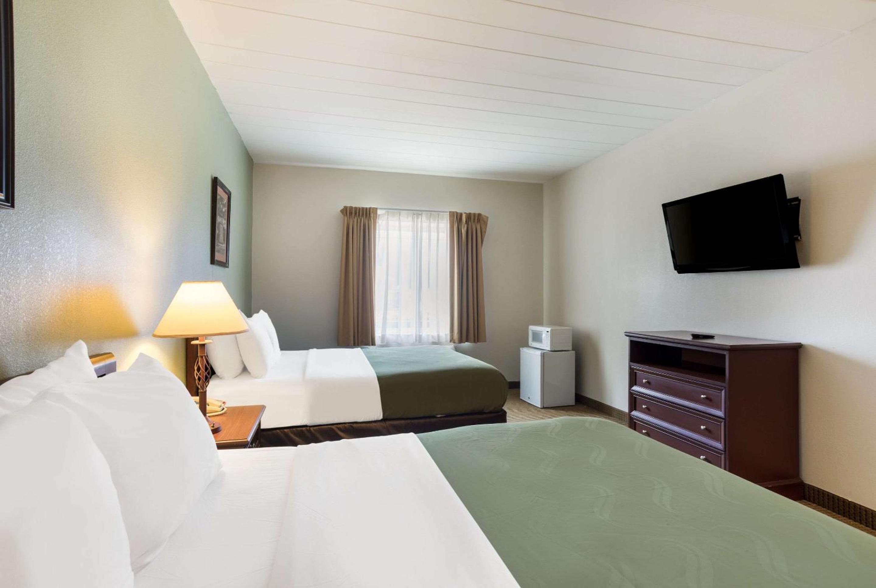 Queen Room with Two Queen Beds - Accessible/Non Smoking - Photo 6